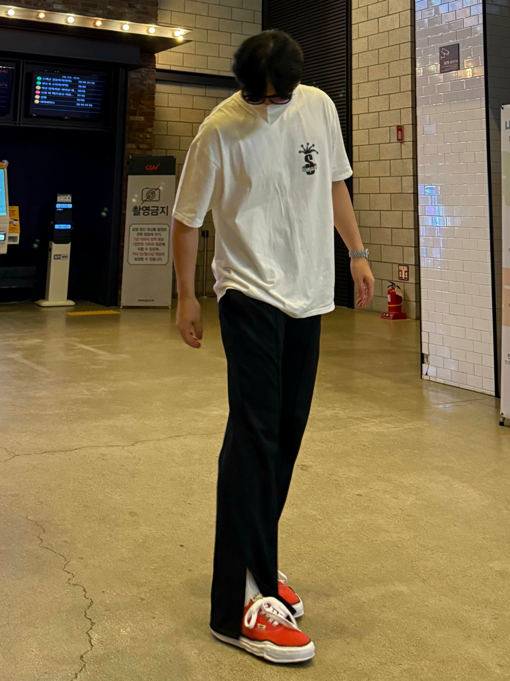 Maison Mihara Yasuhiro Baker OG Sole Canvas Low Cut Sneakers Red, Stussy Regal Crown Pigment Dyed T-Shirt Natural 착용 스타일 - 3