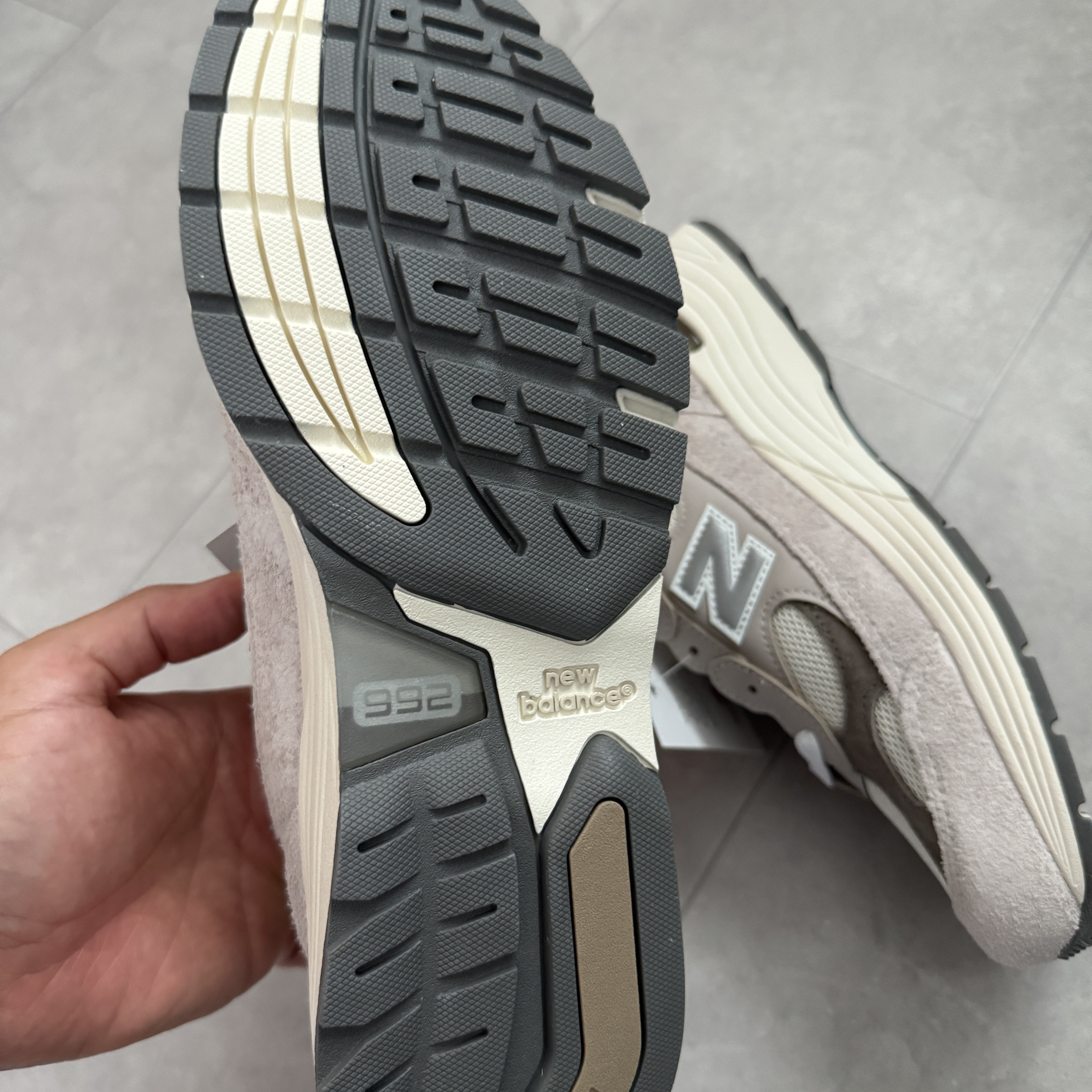 New Balance 992 Made in USA Moonrock Mushroom 착용 스타일 - 3