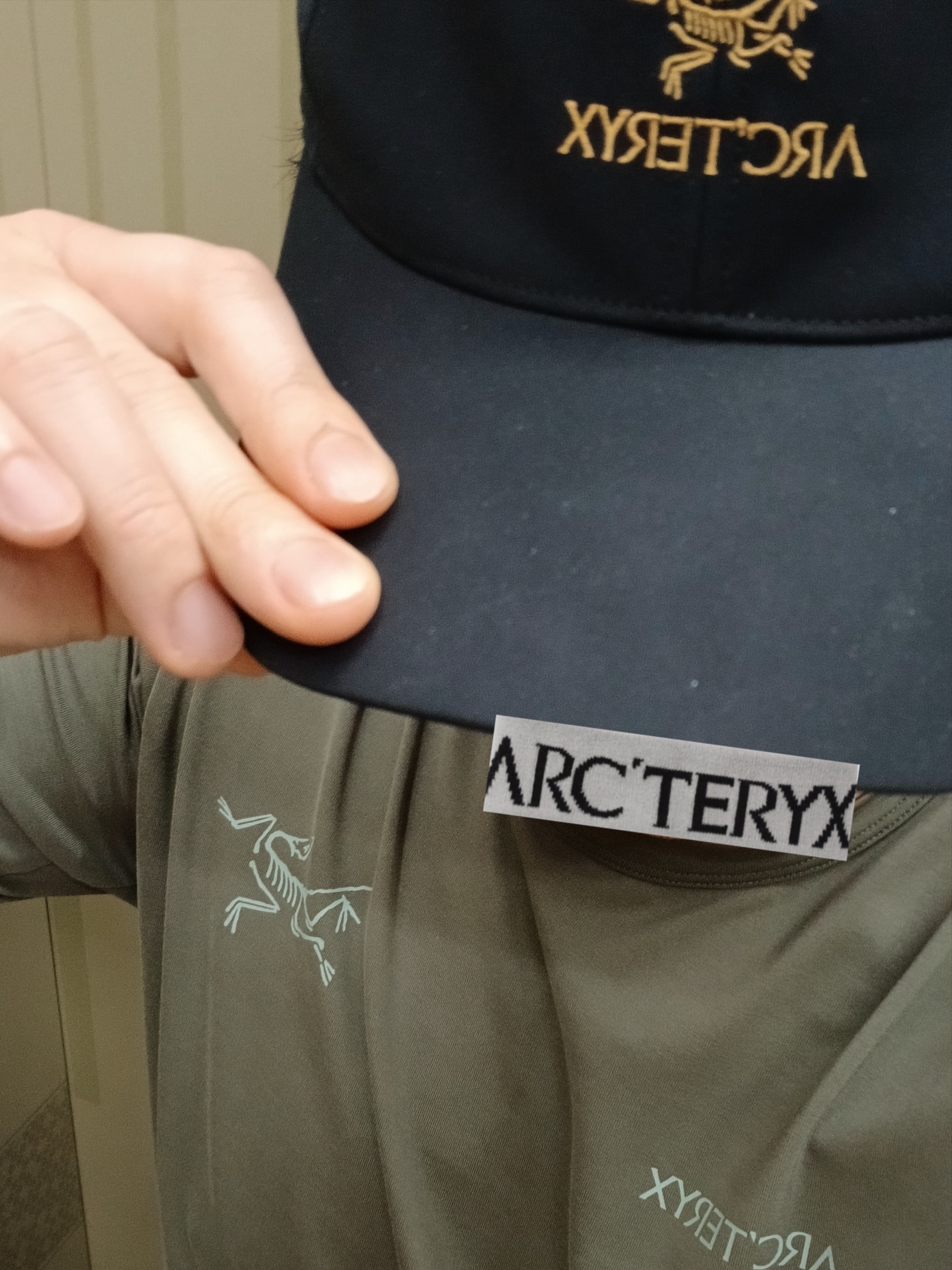 Arc'teryx Bird Word Cap 24K Black, Arc'teryx Captive Split T-Shirt Forage 착용 스타일