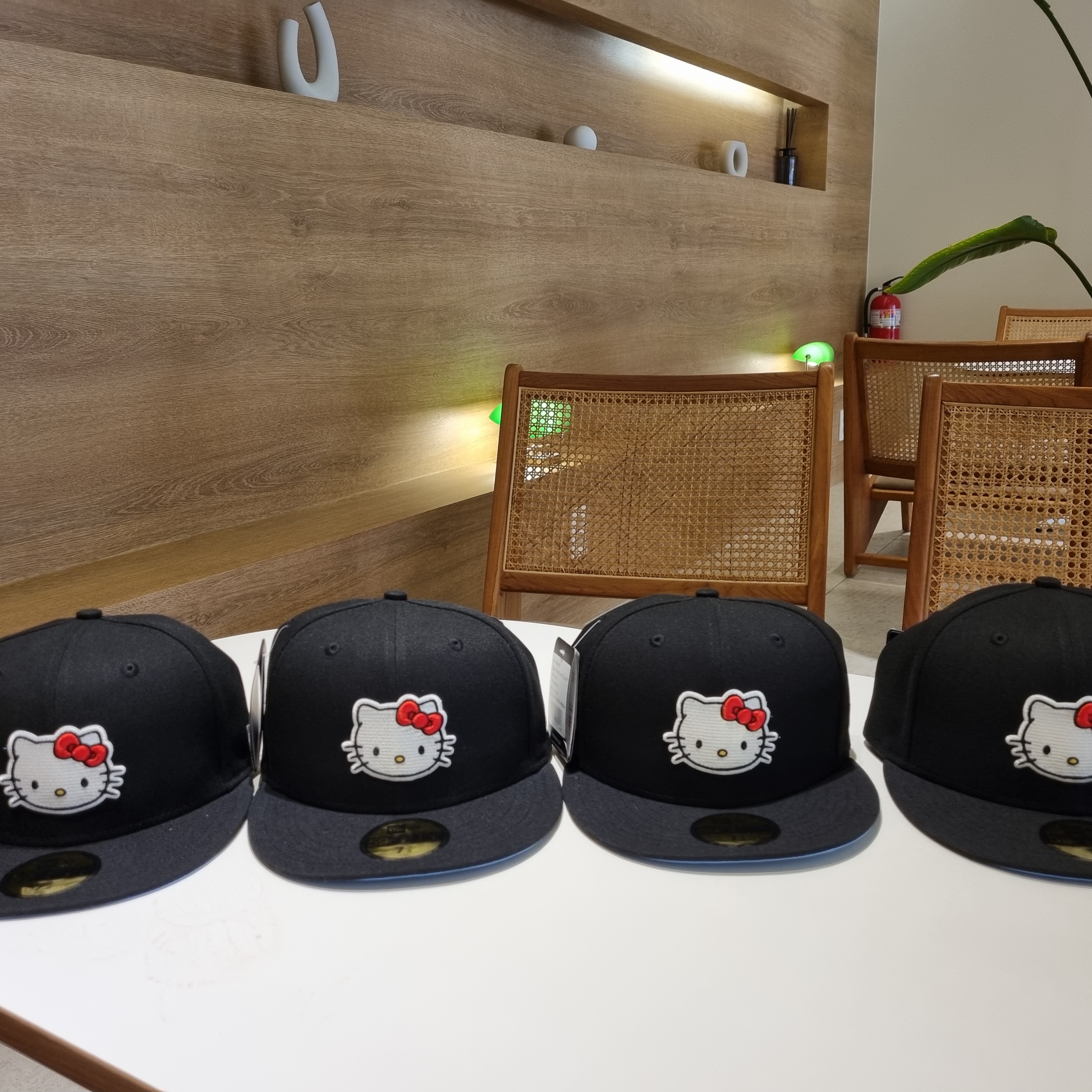 New Era x Hello Kitty Size Cap Black 착용 스타일