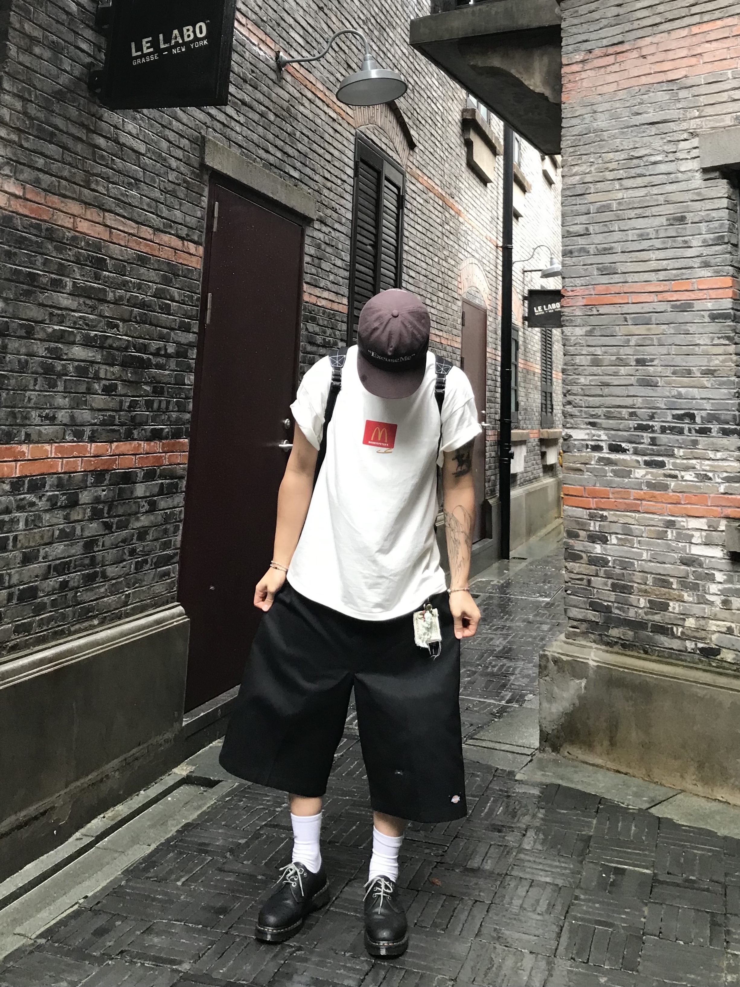 Dr. Martens x Thisisneverthat 1461 Waxed Full Grain Black, Dickies Loose Fit 13 Inch Flat Front Work Shorts Black 착용 스타일 - 1