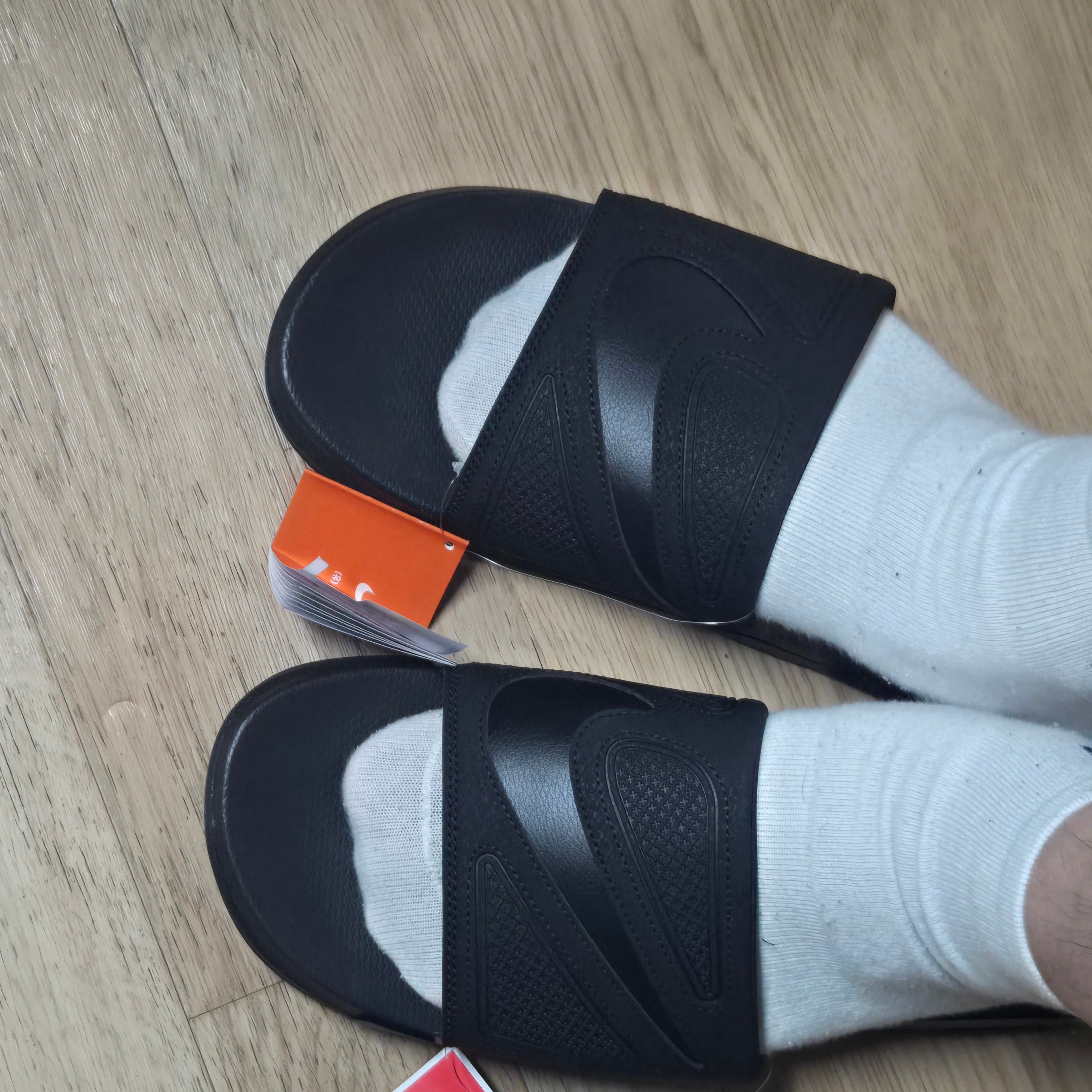 Nike Air Max Cirro Slide Triple Black 착용 스타일 - 3