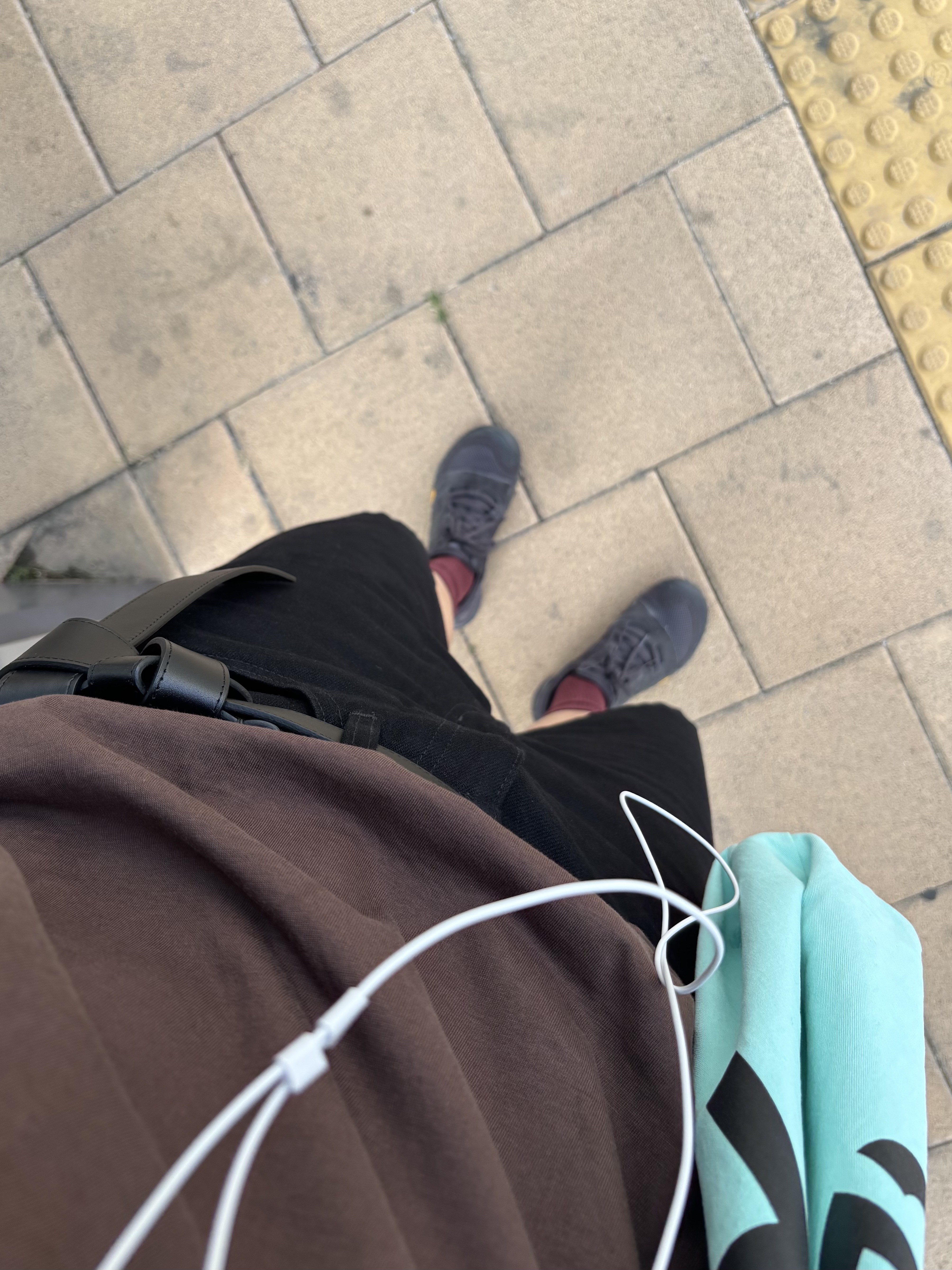 New Balance Minimus MT10O Black Castlerock, Polyteru 1011 Nylon Track Pants Dark Navy 착용 스타일 - 4