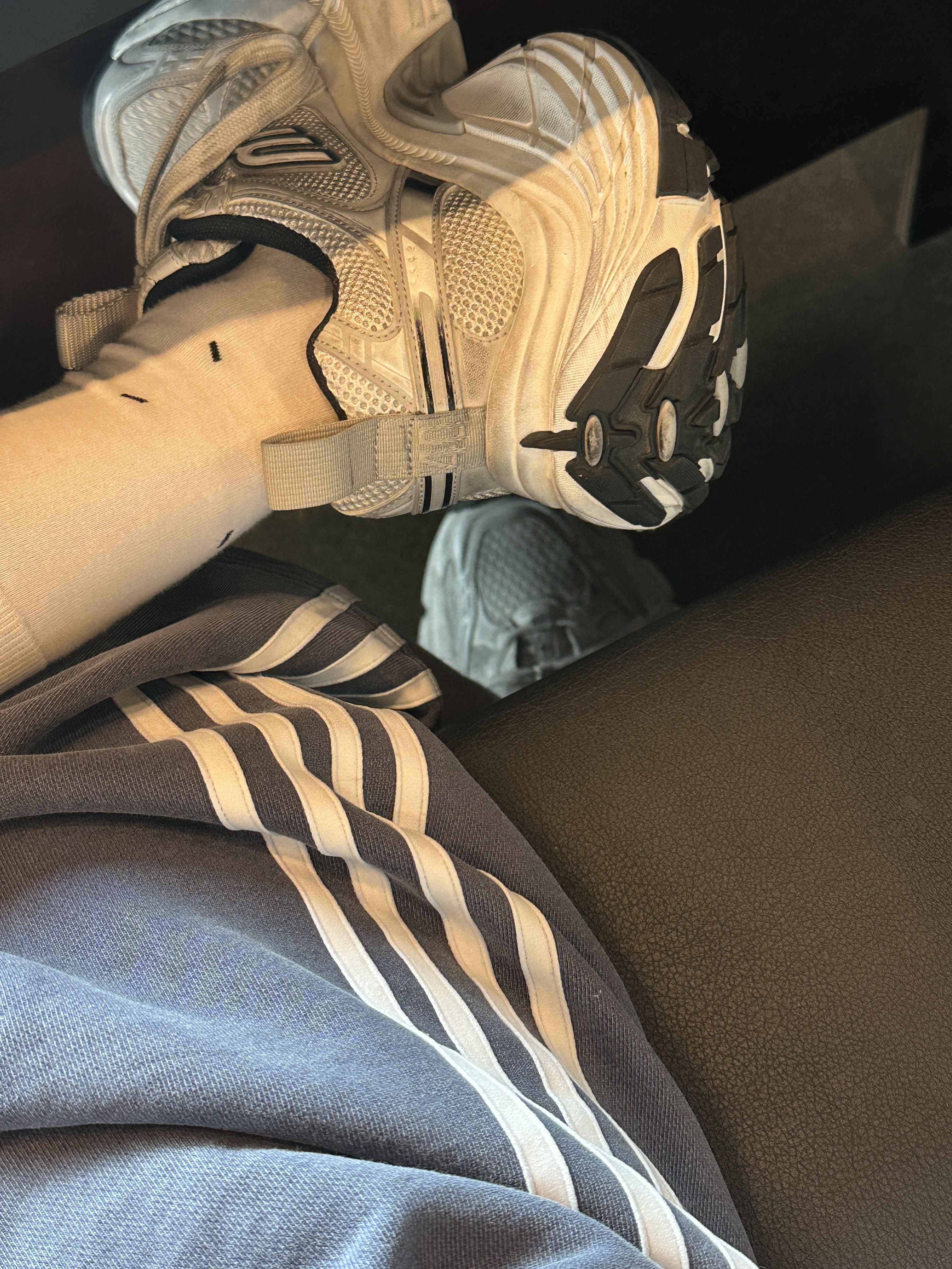 Balenciaga 10XL Sneakers White Grey Silver Black 착용 스타일 - 6