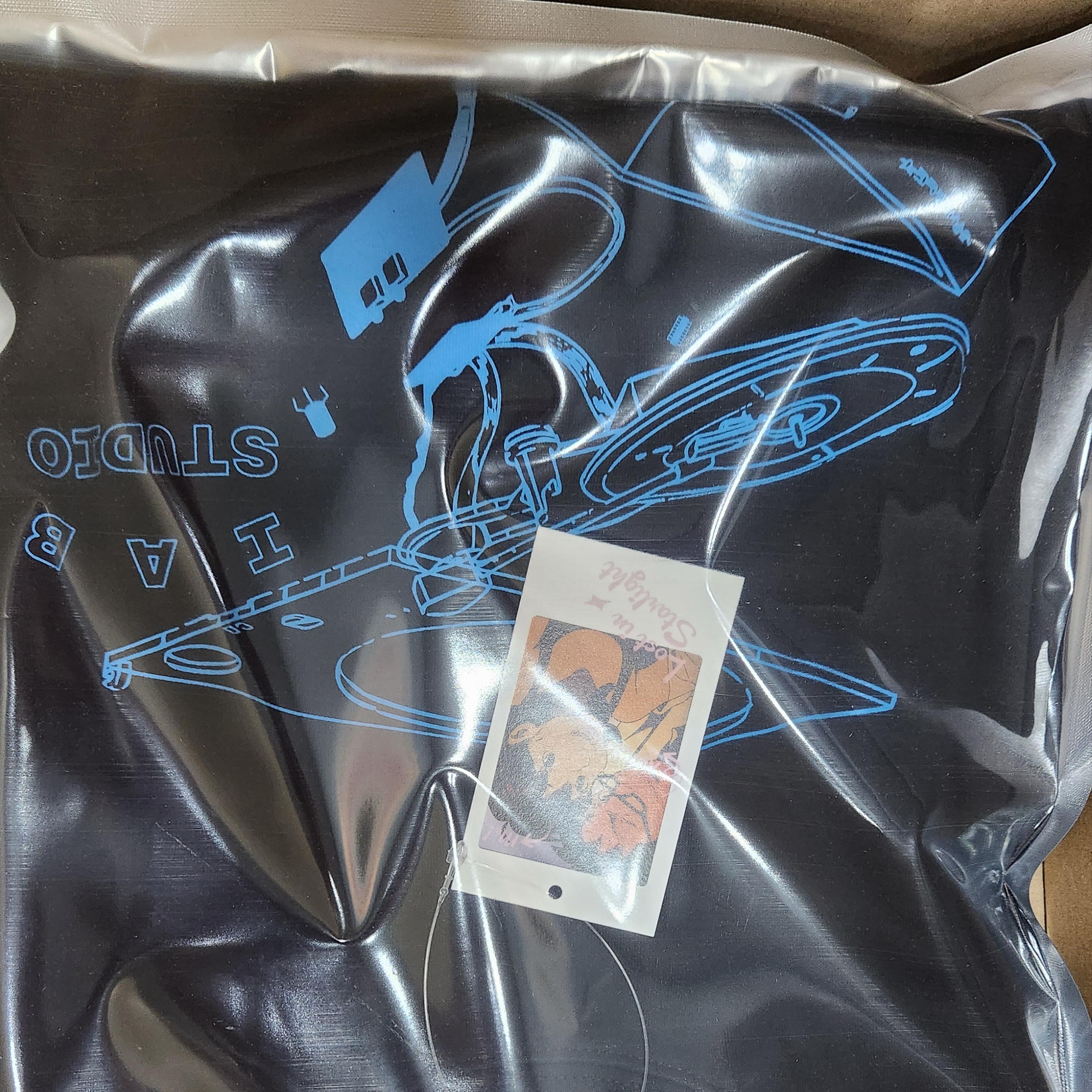 IAB Studio x Lost in Starlight Jay Longsleeve Black Cyan 착용 스타일