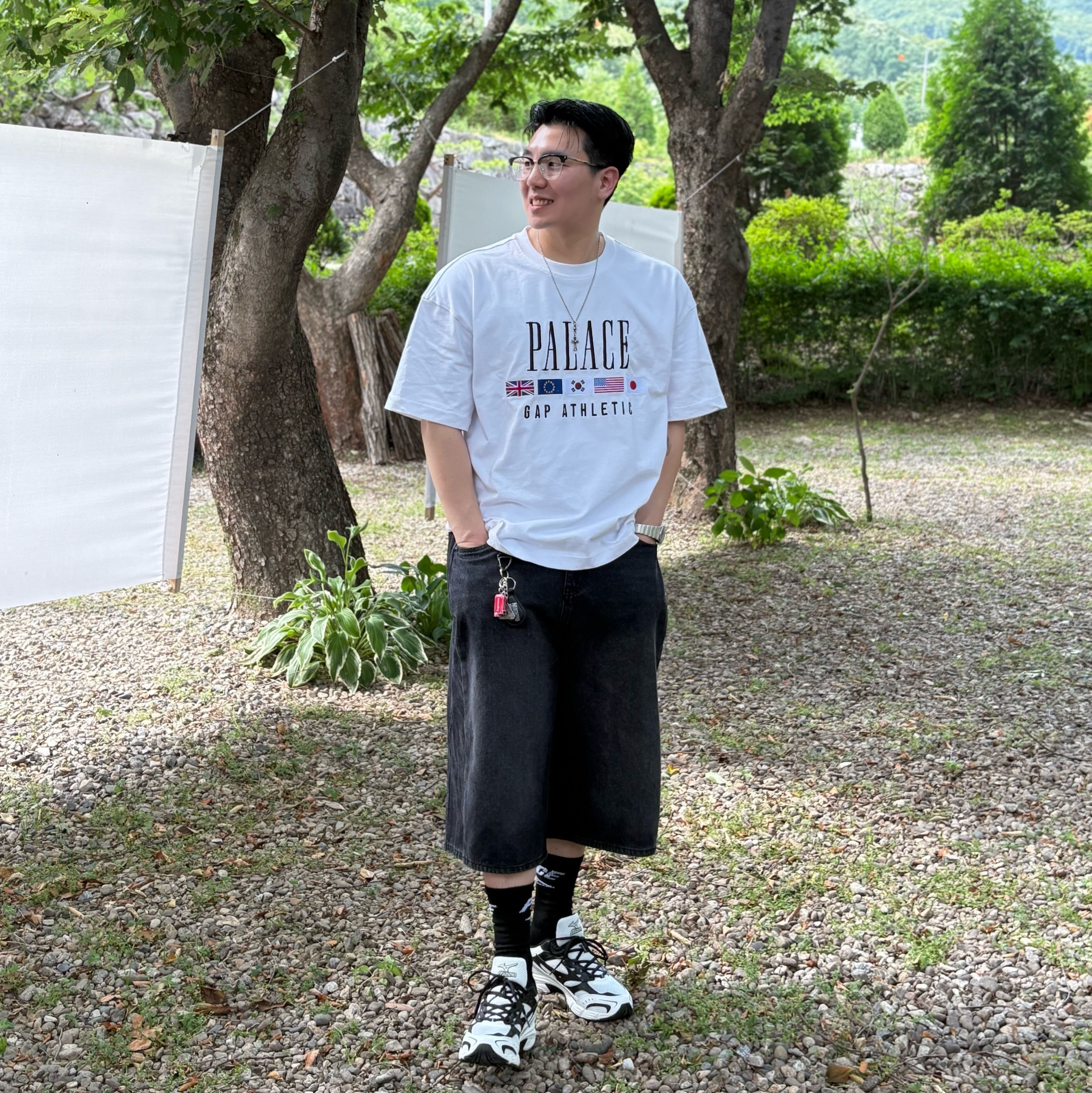 Palace x Gap Heavy Jersey T-Shirt White - 24SS, Palace x Umbro Socks Black - 24SS 착용 스타일 - 1