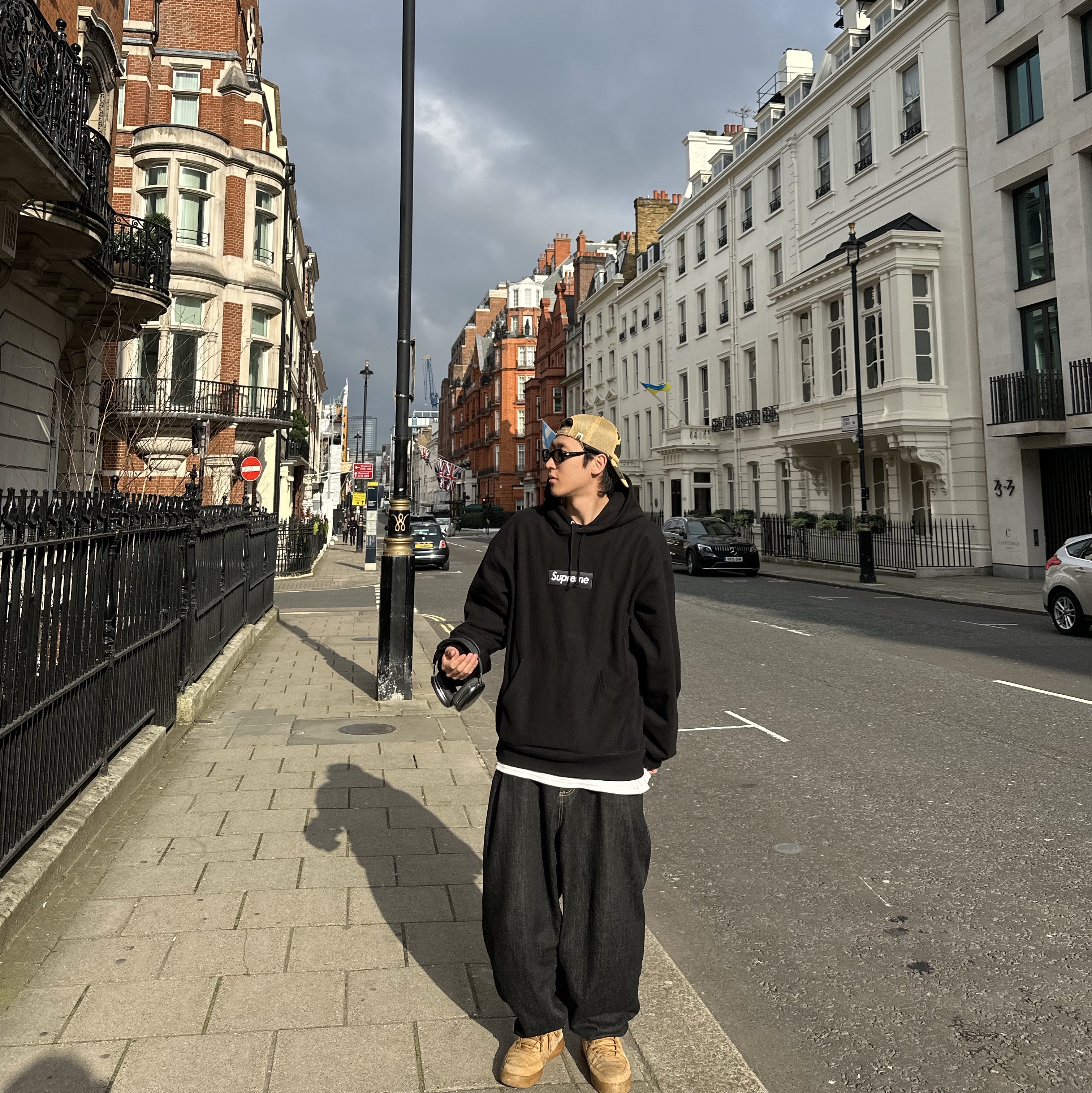 Supreme Box Logo Hooded Sweatshirt Black - 23FW, Stussy x BAPE Trucker Cap Yellow 착용 스타일 - 1