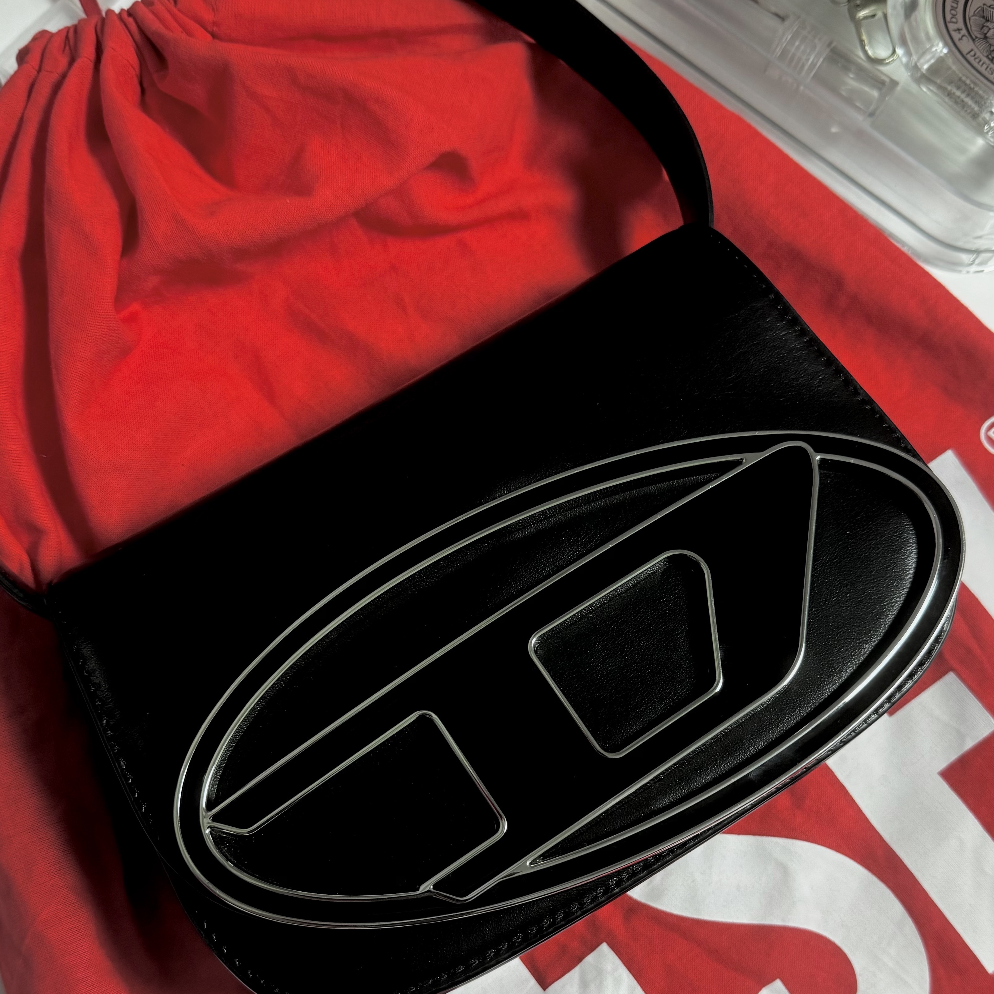 Diesel 1DR Shoulder Bag in Nappa Leather Black 착용 스타일