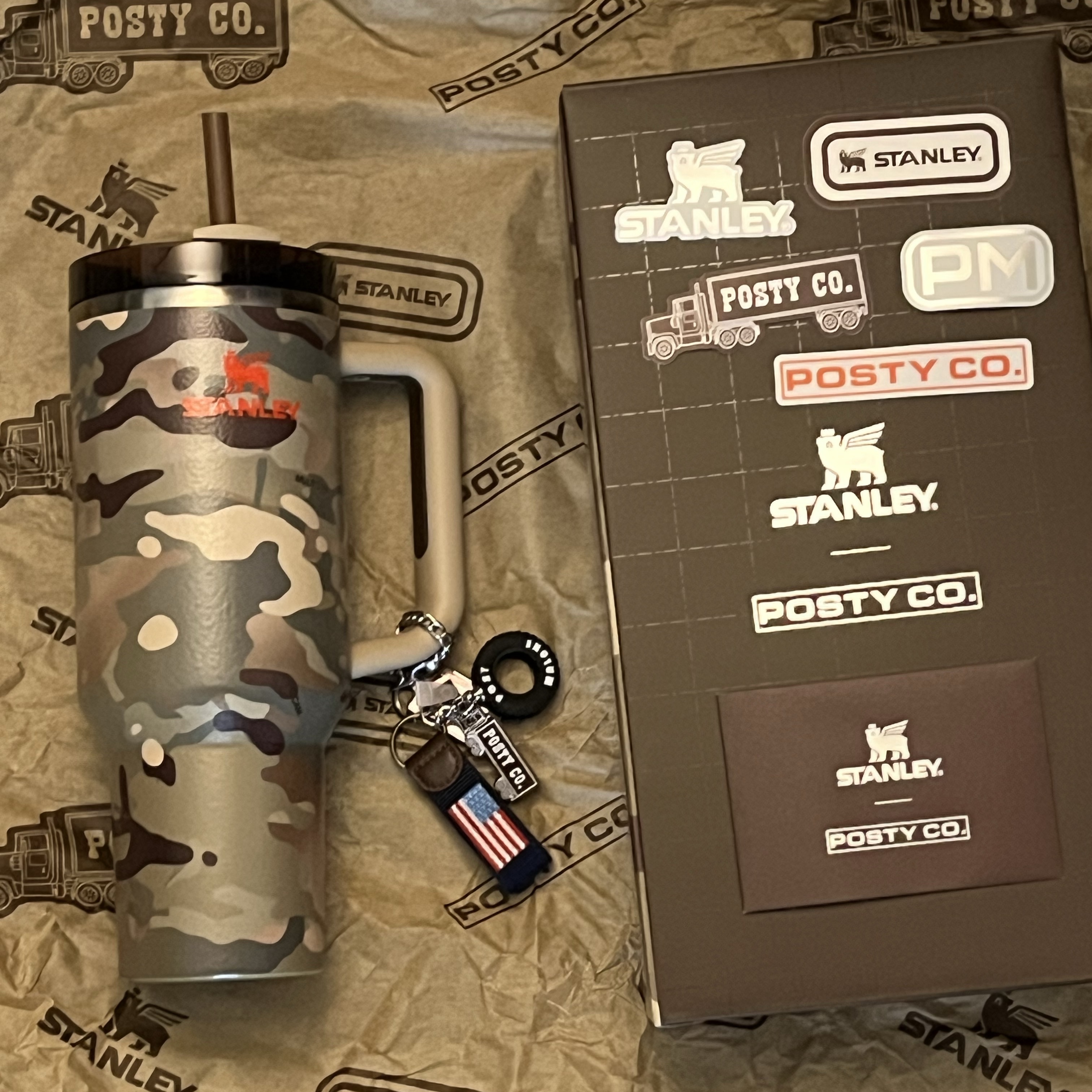 Stanley x The Post Malone Quencher H2.0 Flowstate Tumbler 1.18L Multicam 착용 스타일