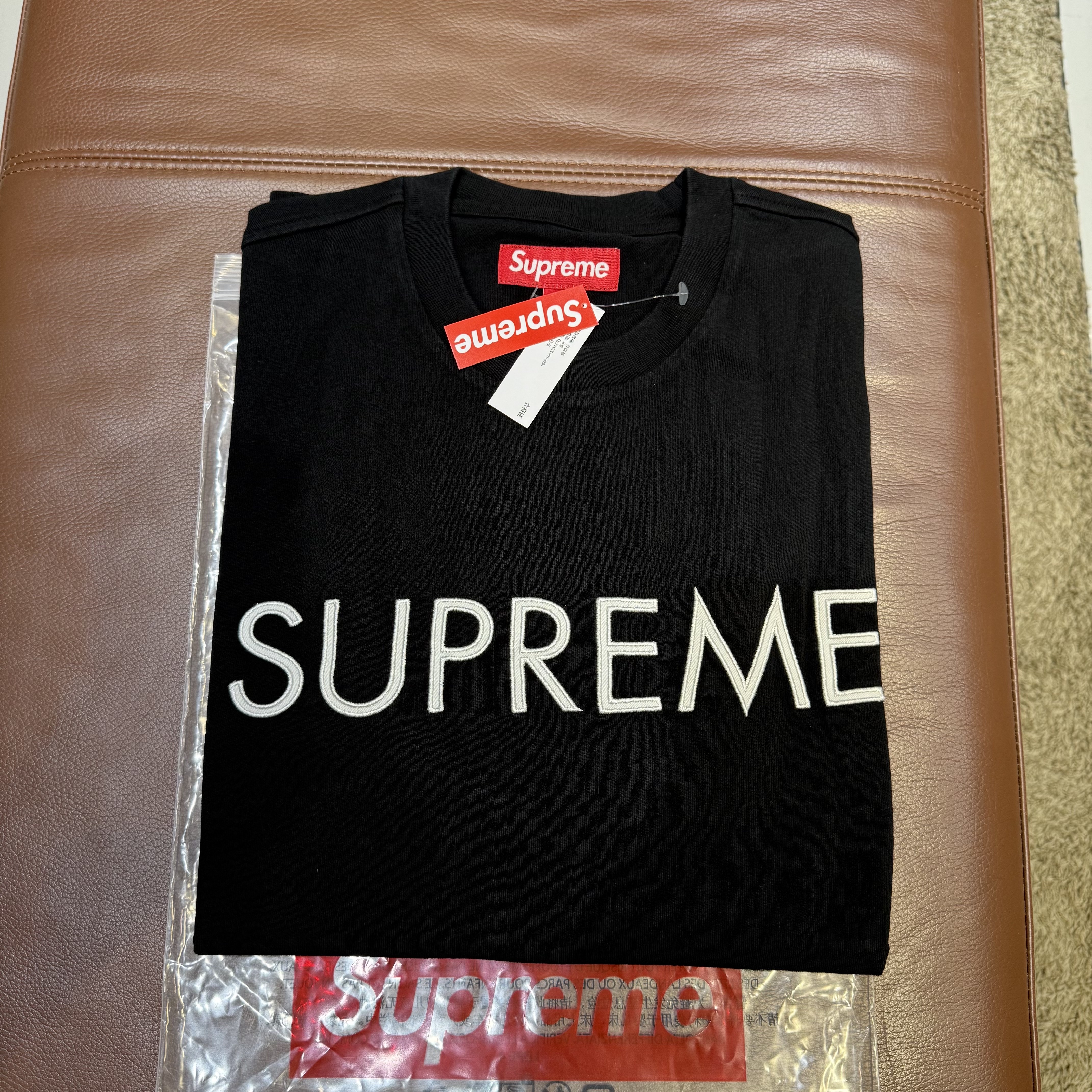 Supreme Capital S/S Top Black - 25SS 착용 스타일 - 1