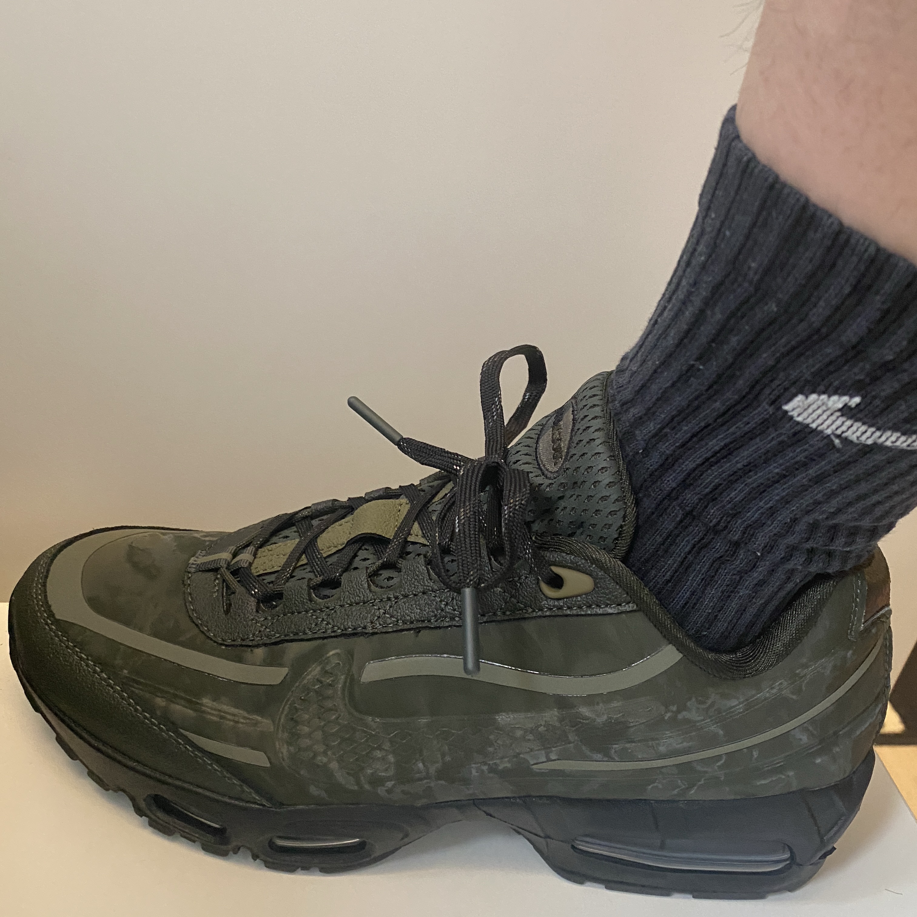 Nike x Worksout Air Max 95 Medium Olive and Sequoia 착용 스타일 - 2
