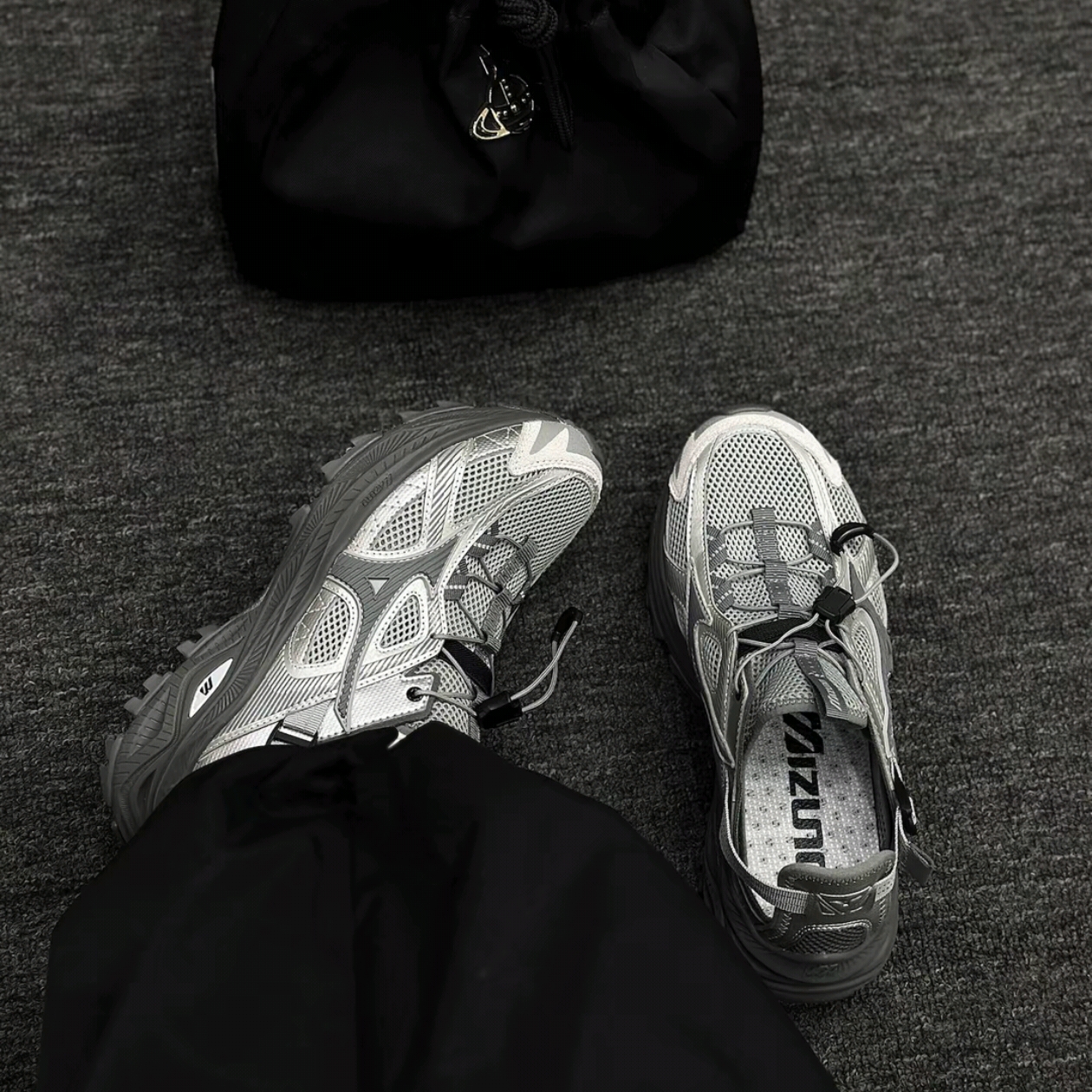 Mizuno Racer Trail SE Silver Grey 착용 스타일
