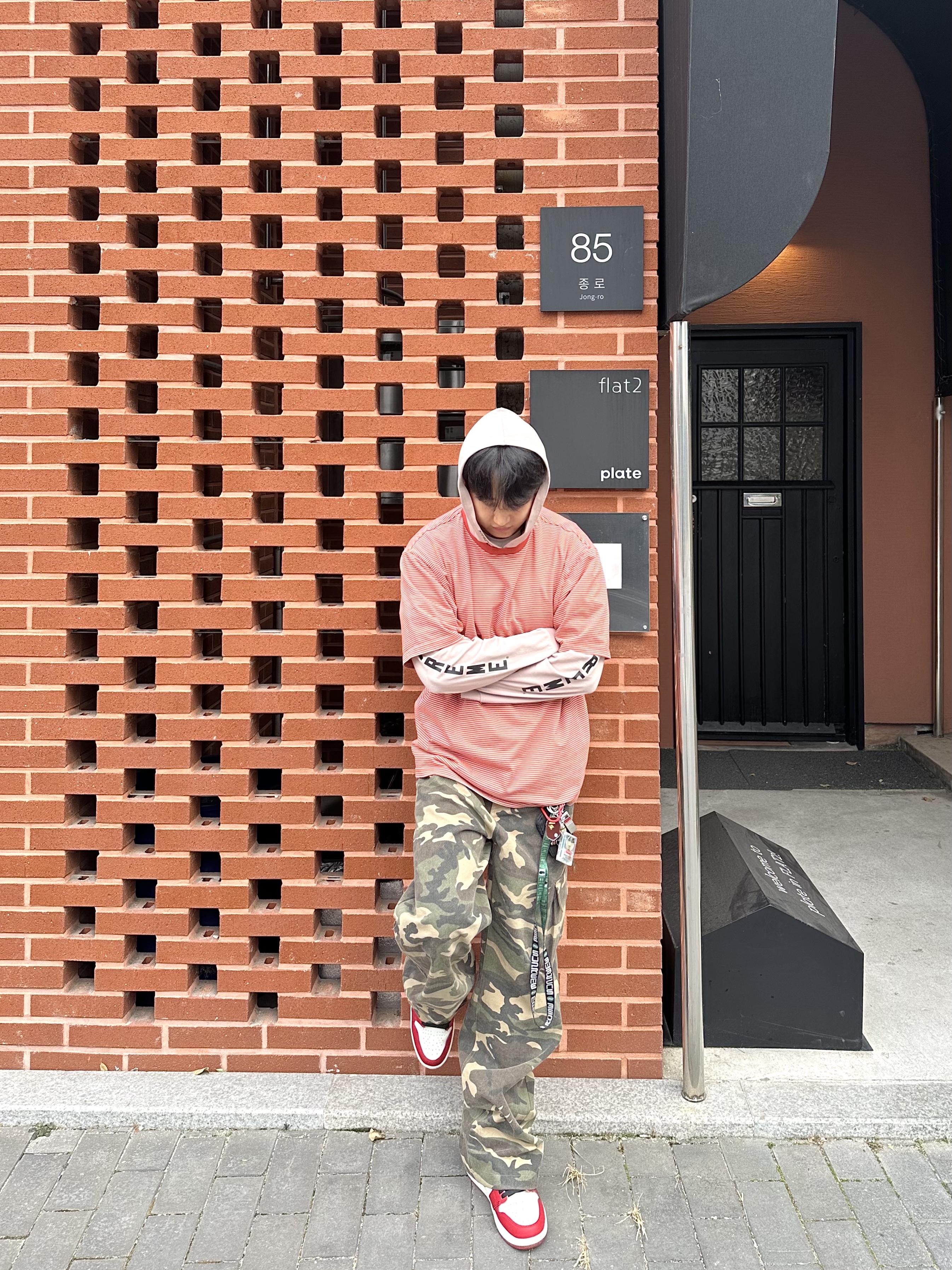 Supreme Layered Hooded L/S Top Tan - 24SS, Jordan 1 Retro High OG Chicago 2022 착용 스타일 - 1