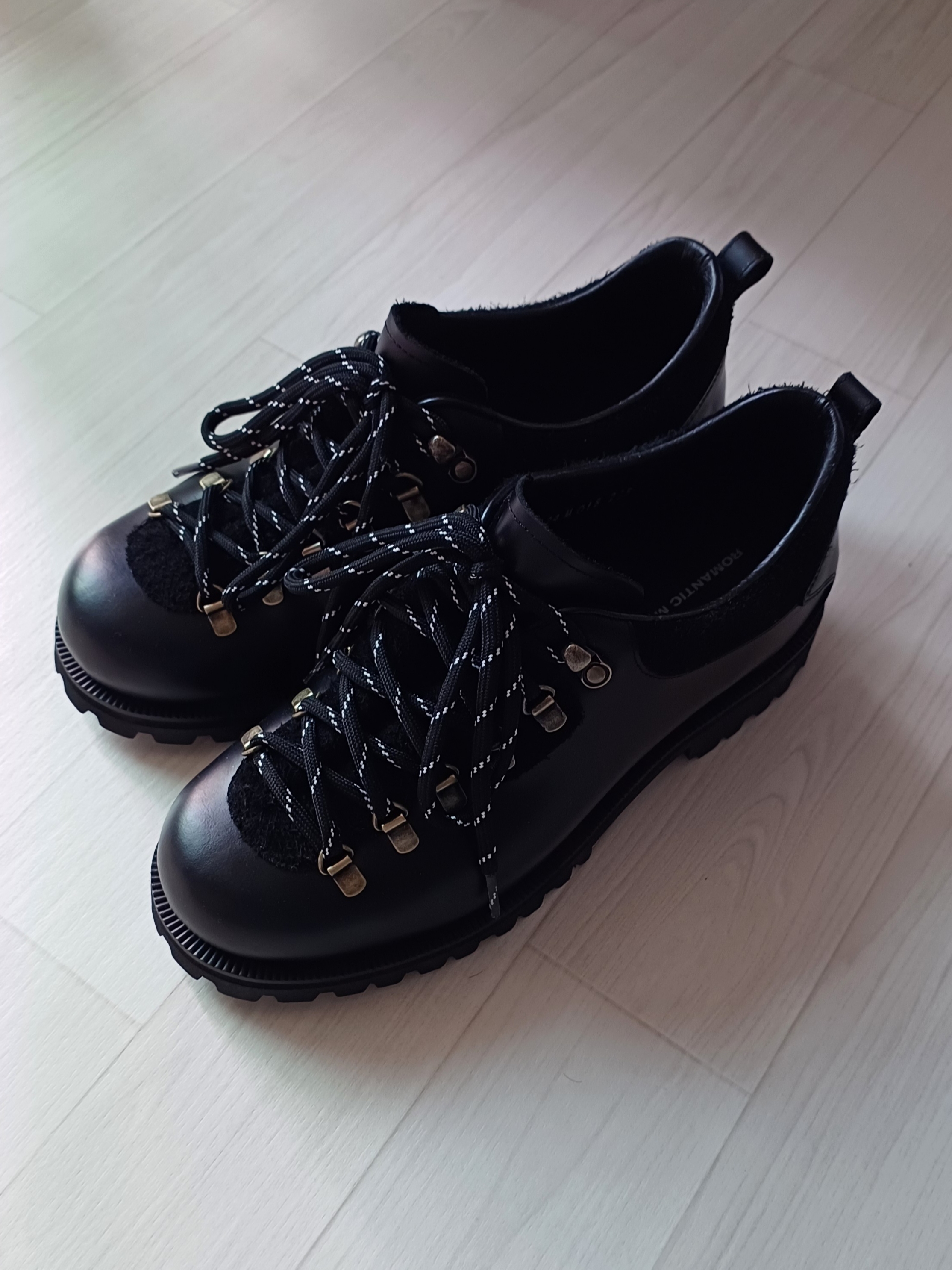Romantic Move Oat Mountain Oil Black 착용 스타일