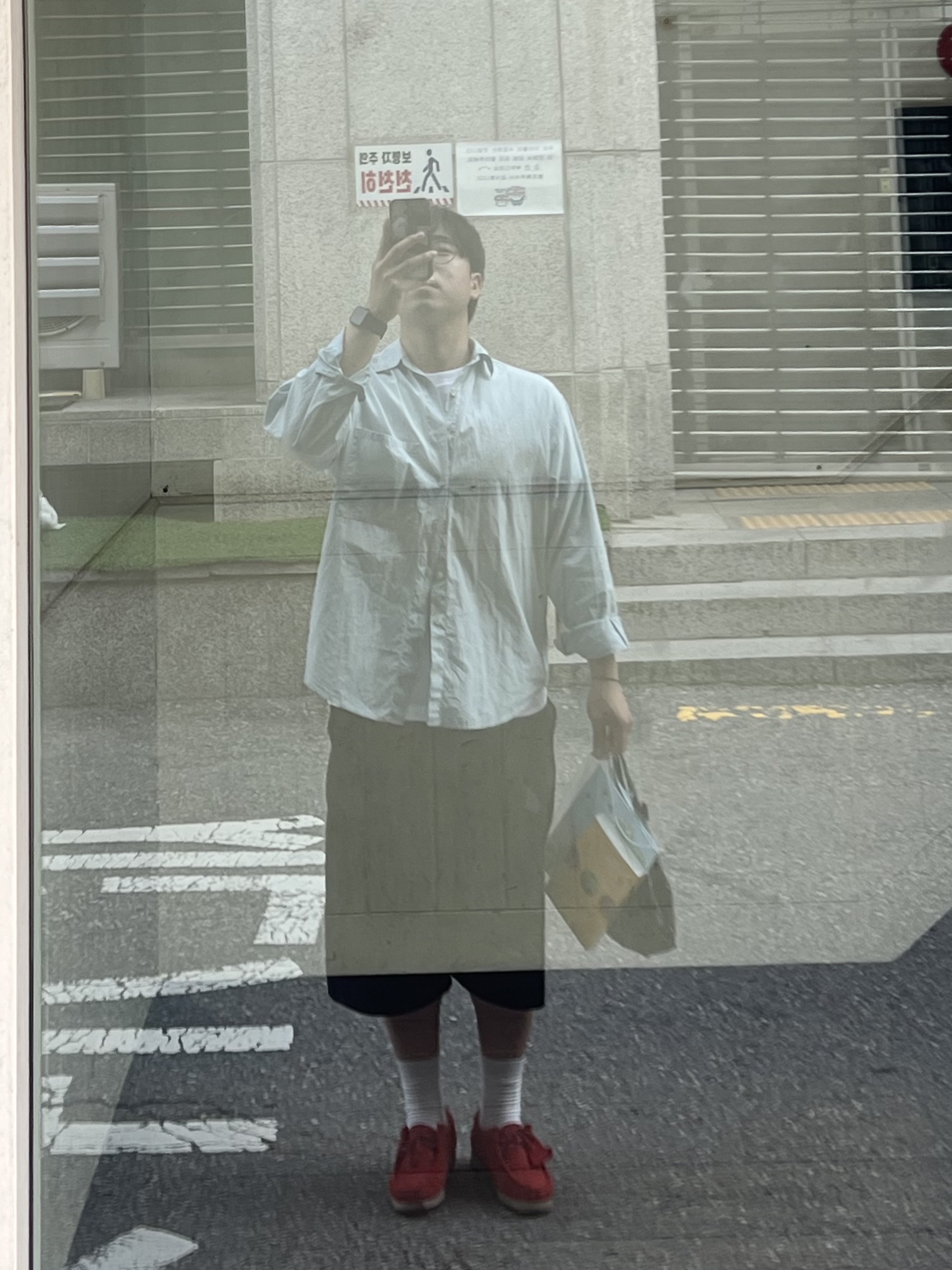 Clarks x Danielle Cathari Wallabee Red, Auralee Washed Finx Twill Shirt Sax Blue 착용 스타일 - 3