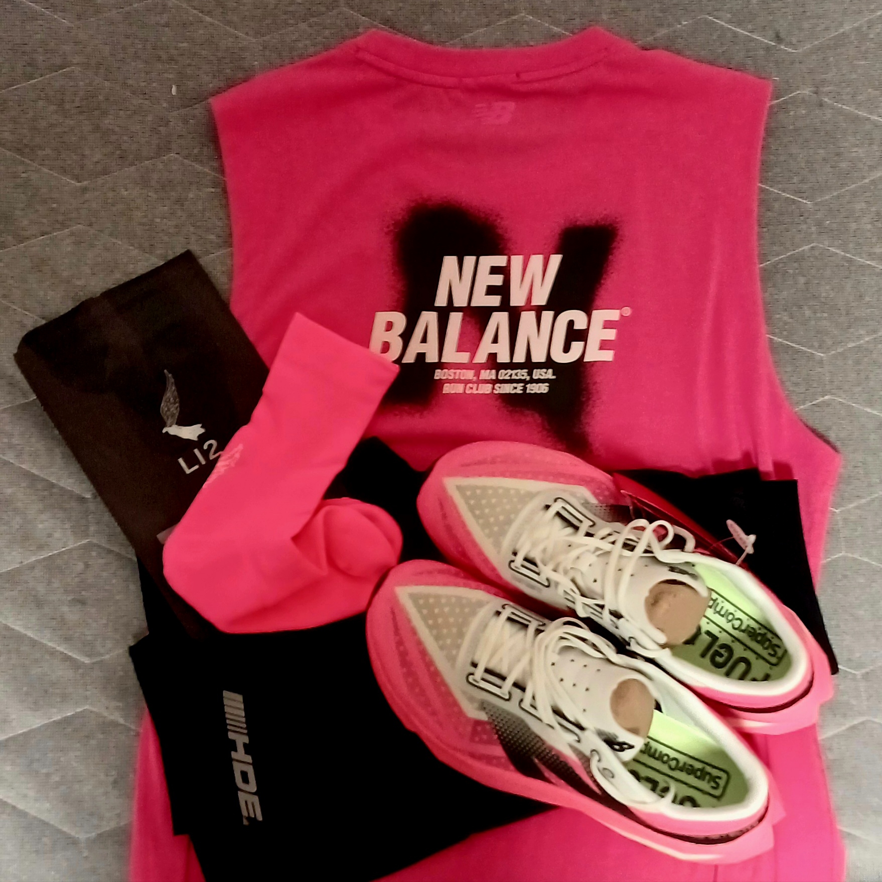 LI2 Black Wing Running Crew Socks Pink, New Balance Fuelcell Supercomp Elite v4 Ultra Pink White - 2E Wide 착용 스타일