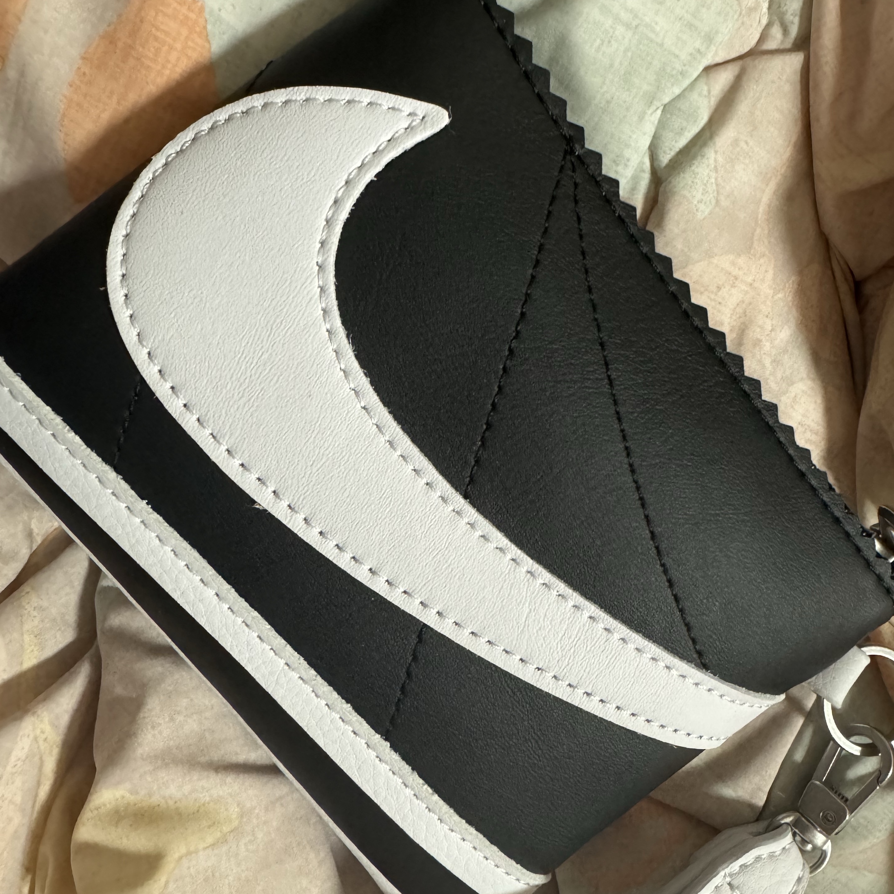 Nike Icon Cortez Wristlet Black White 착용 스타일