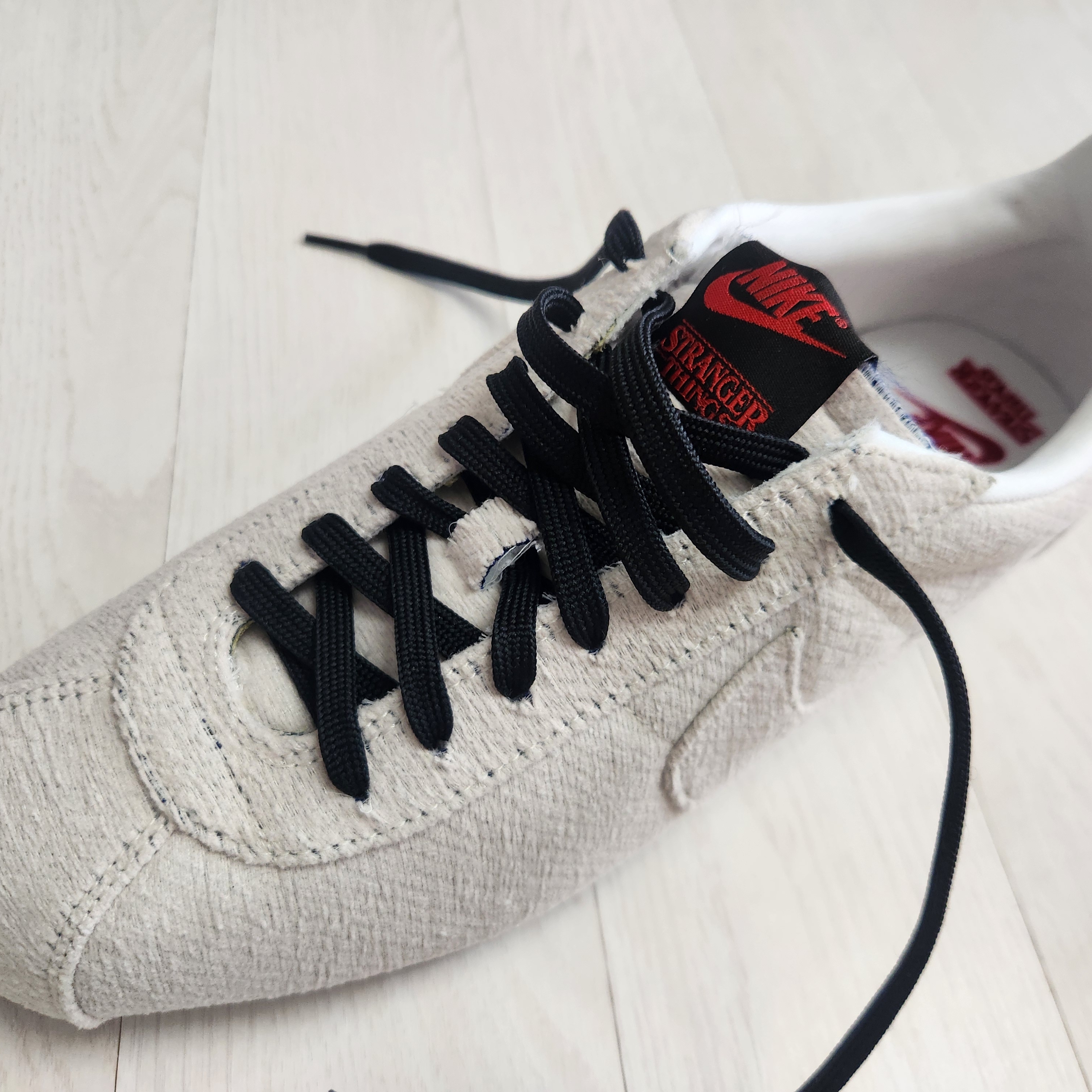 Nike x Stranger Things Classic Cortez Sail Upside Down Pack 착용 스타일 - 4