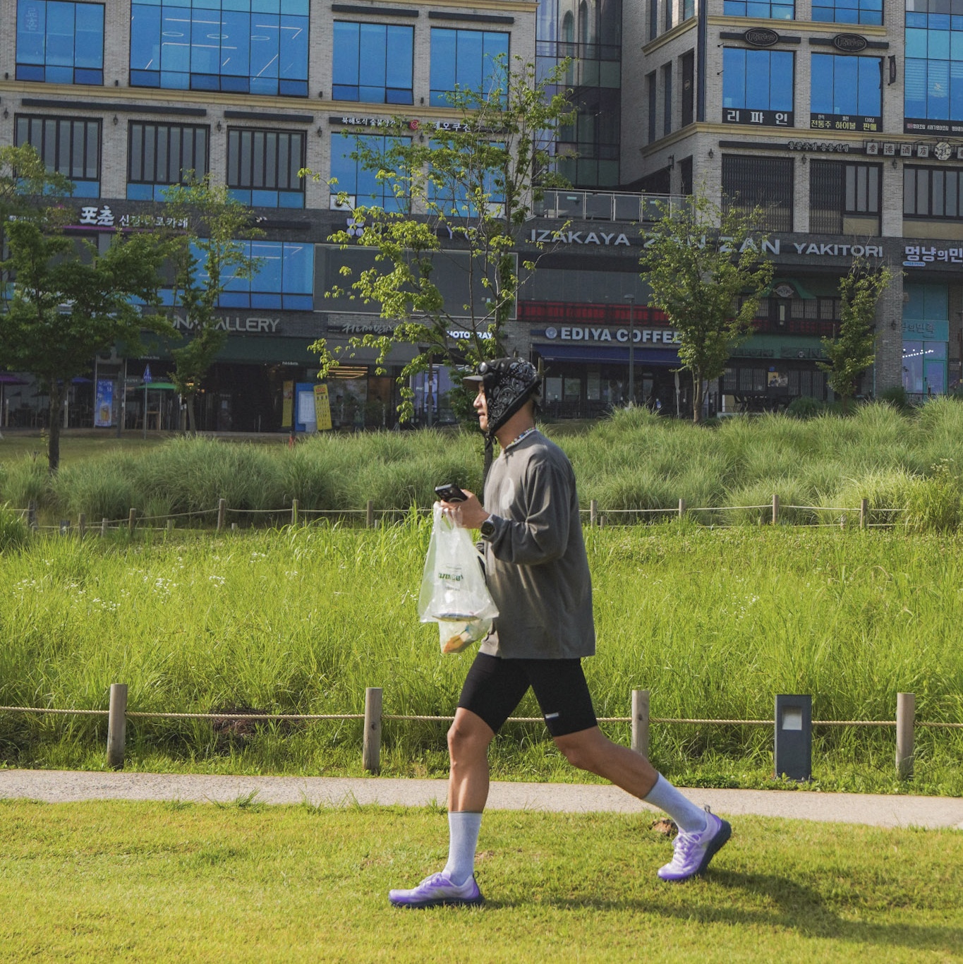 Hoka Mafate Speed 4 Lite Starlight Glow Aster Flower, Oakley Eye Jacket Redux Matte Black Frame Prizm Grey Lenses High Bridge Fit 착용 스타일 - 2