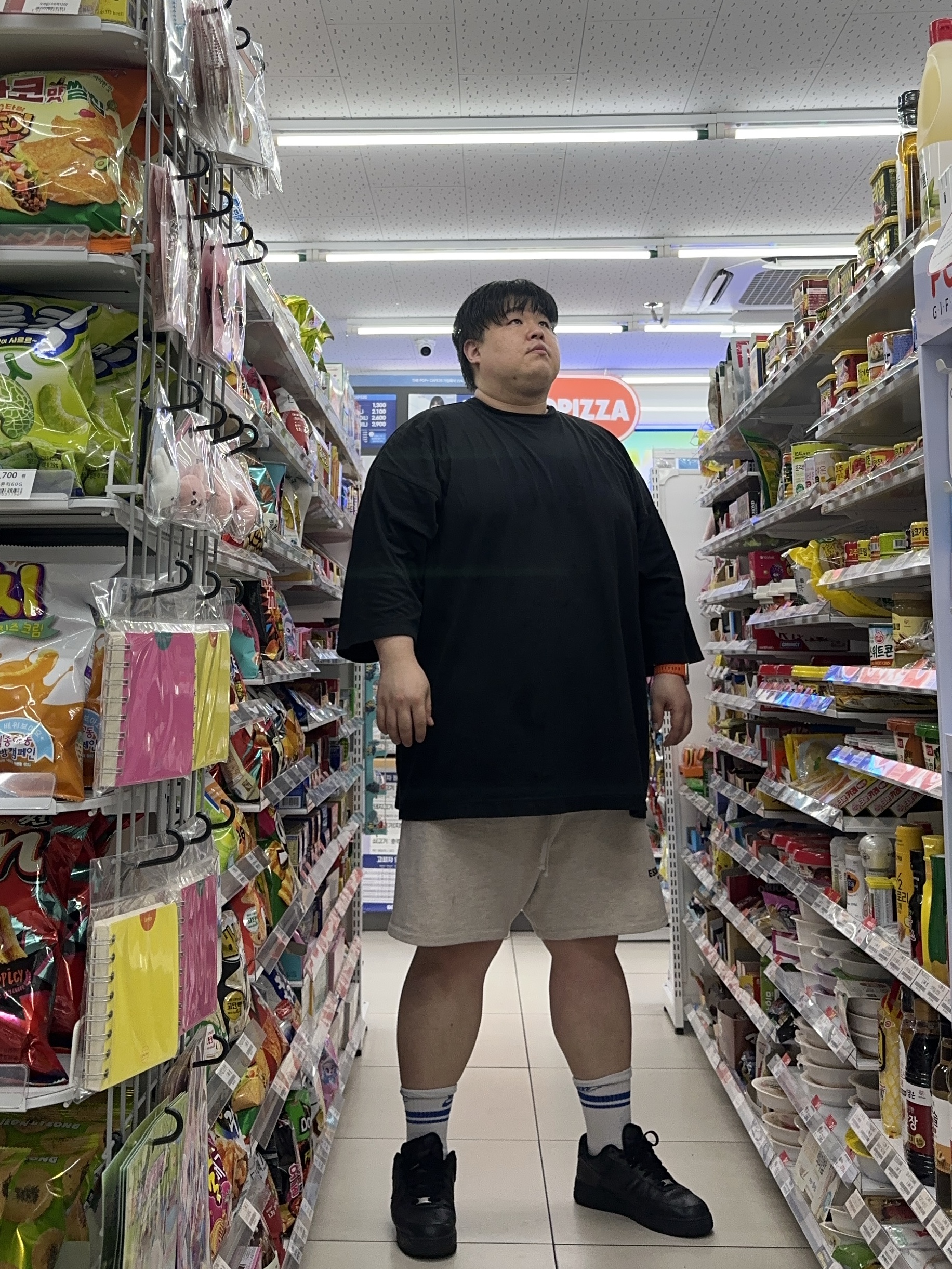 Yeezy Gap Engineered By Balenciaga Dove 3/4 Sleeve T-Shirt Black, Essentials The Core Collection Sweatshorts Light Oatmeal 착용 스타일
