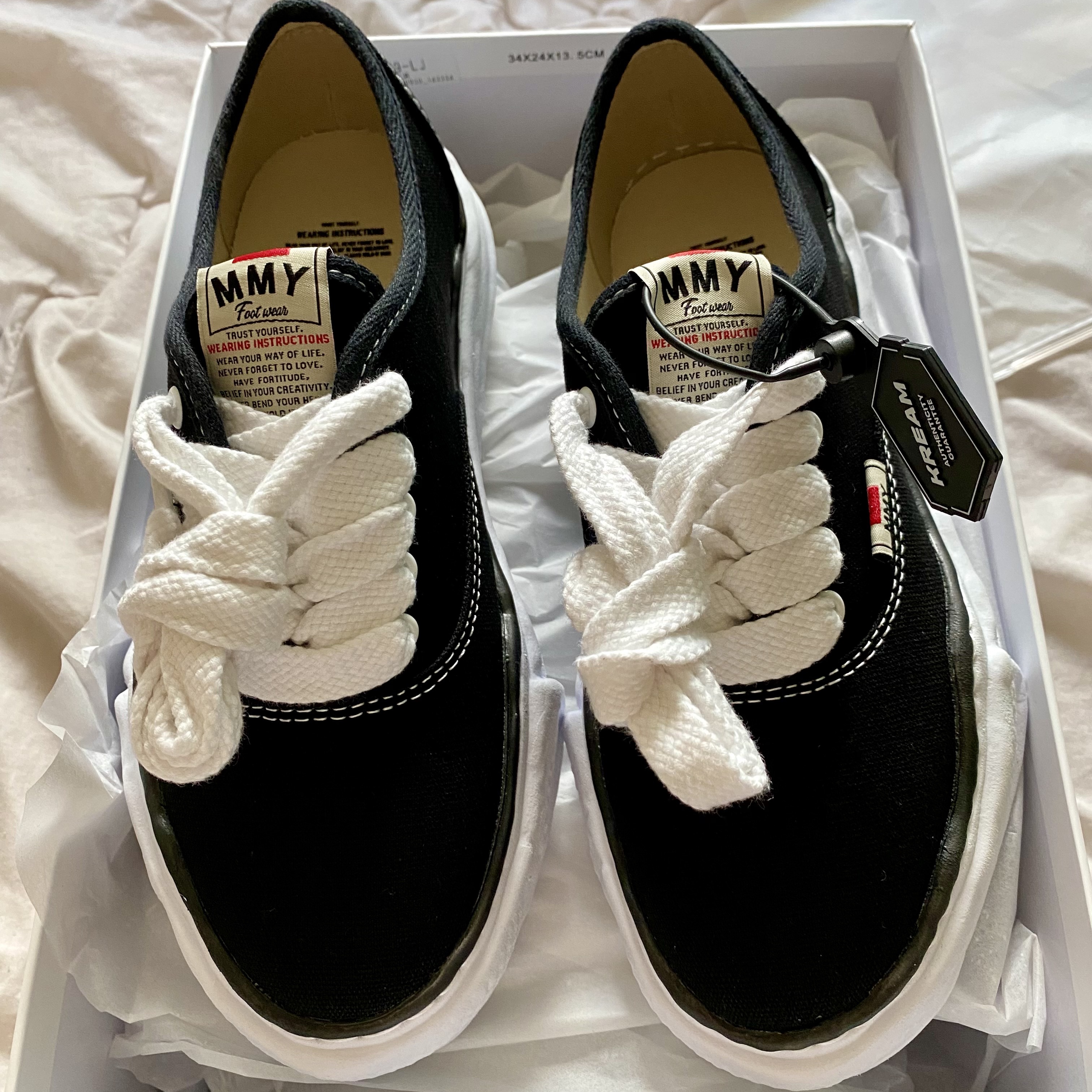 Maison Mihara Yasuhiro Baker OG Sole Canvas Low Cut Sneakers Black 착용 스타일
