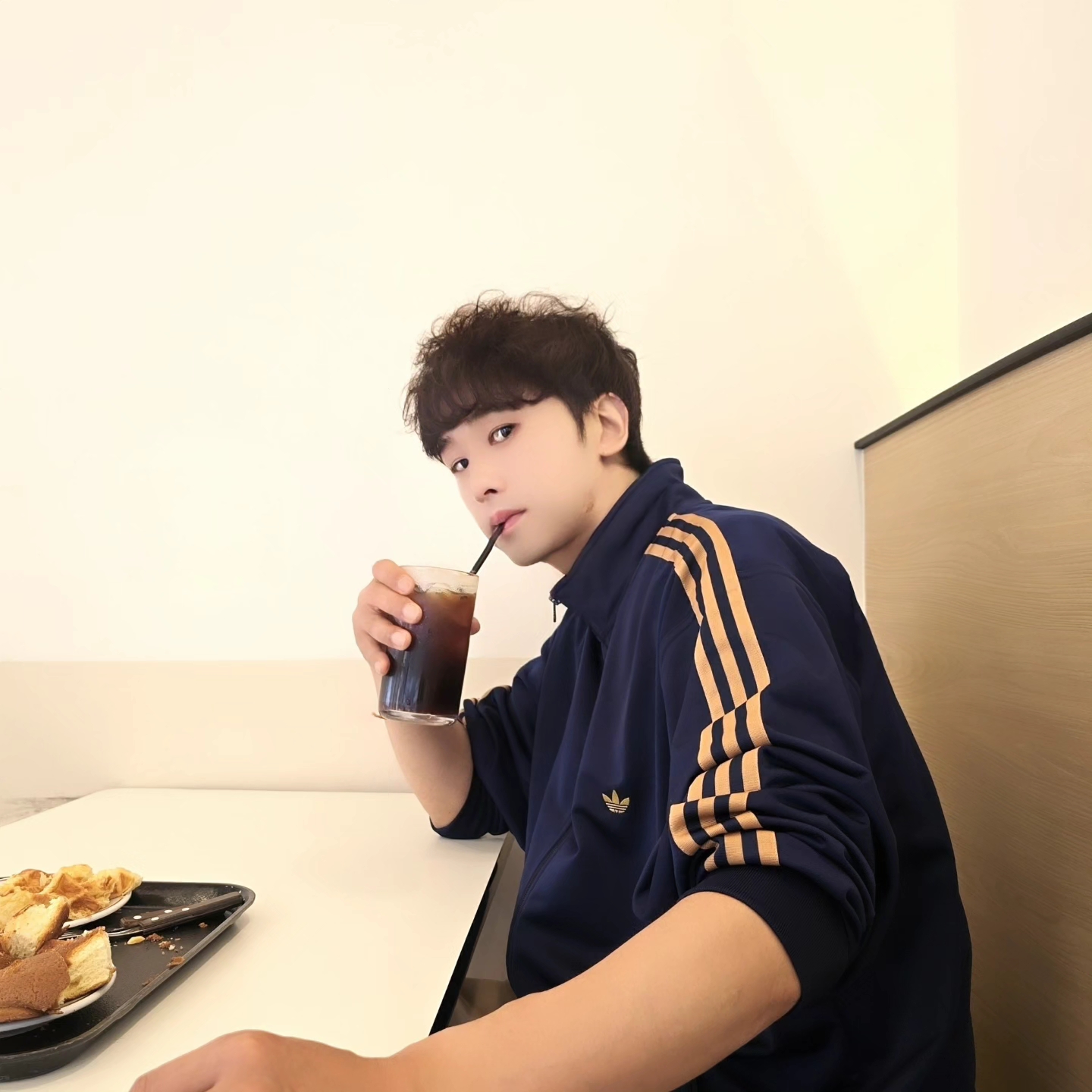 Adidas Track Jacket Night Indigo Mesa - KR Sizing, Adidas Track Jacket Night Indigo Mesa - US Sizing 착용 스타일 - 2