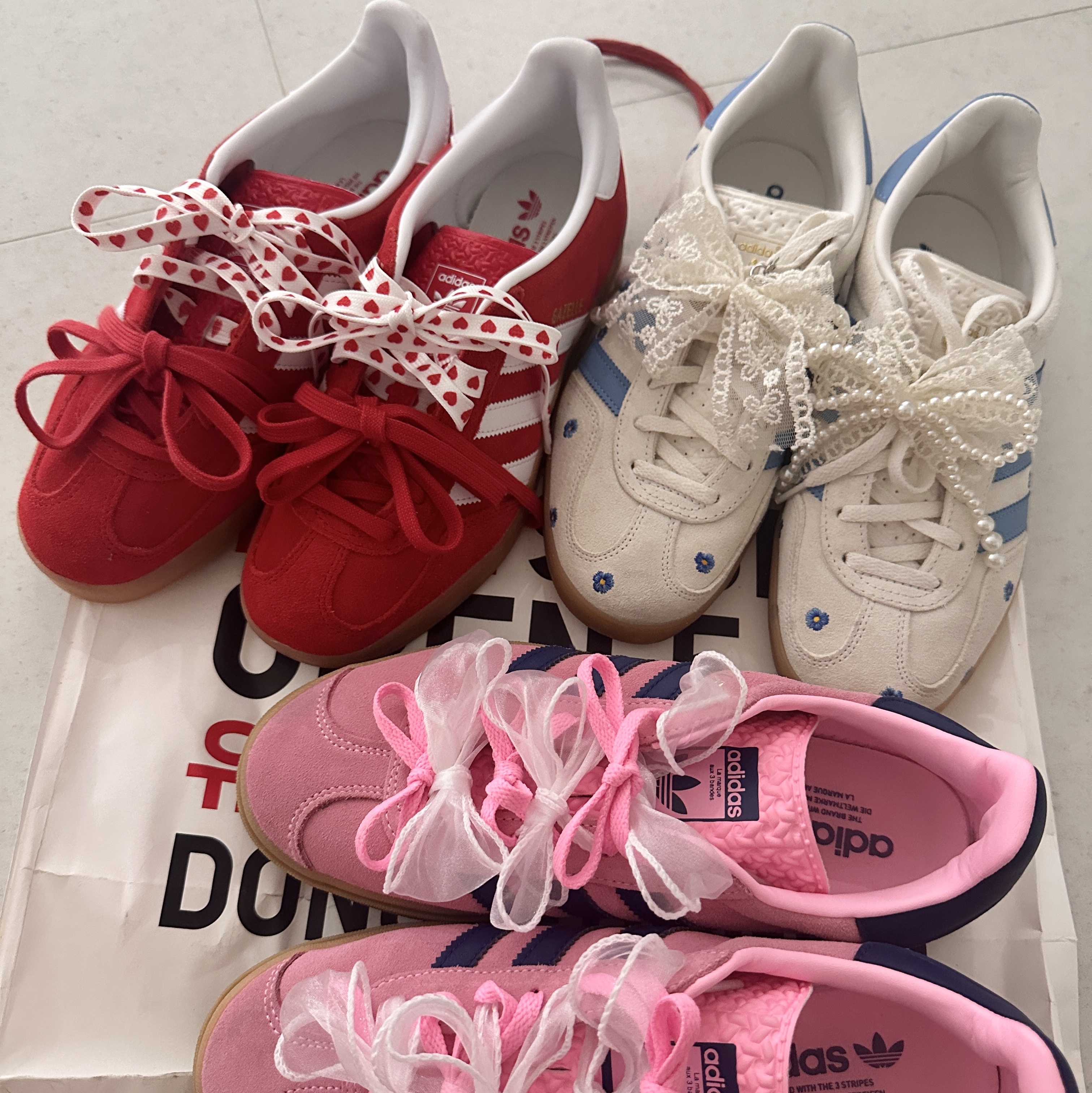 Adidas Gazelle Indoor Better Scarlet Cloud White, (W) Adidas Gazelle Bold Pink Glow Victory Blue 착용 스타일