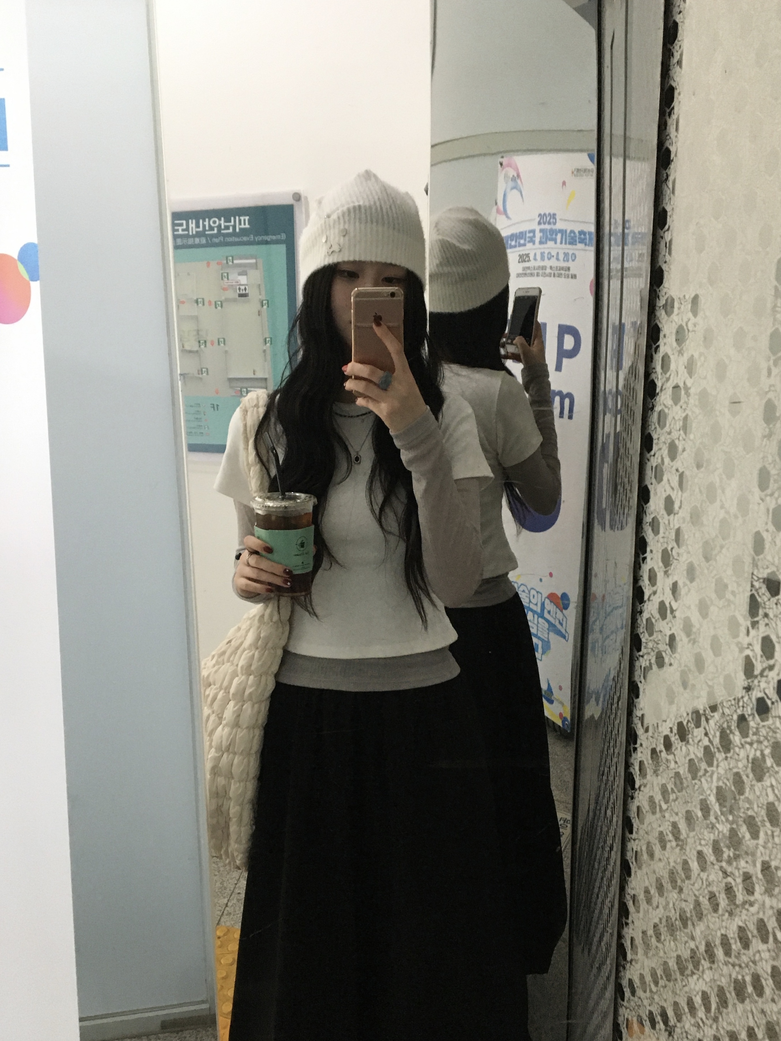 COS Quilted Oversized Shoulder Bag Off White Light Beige 착용 스타일 - 2