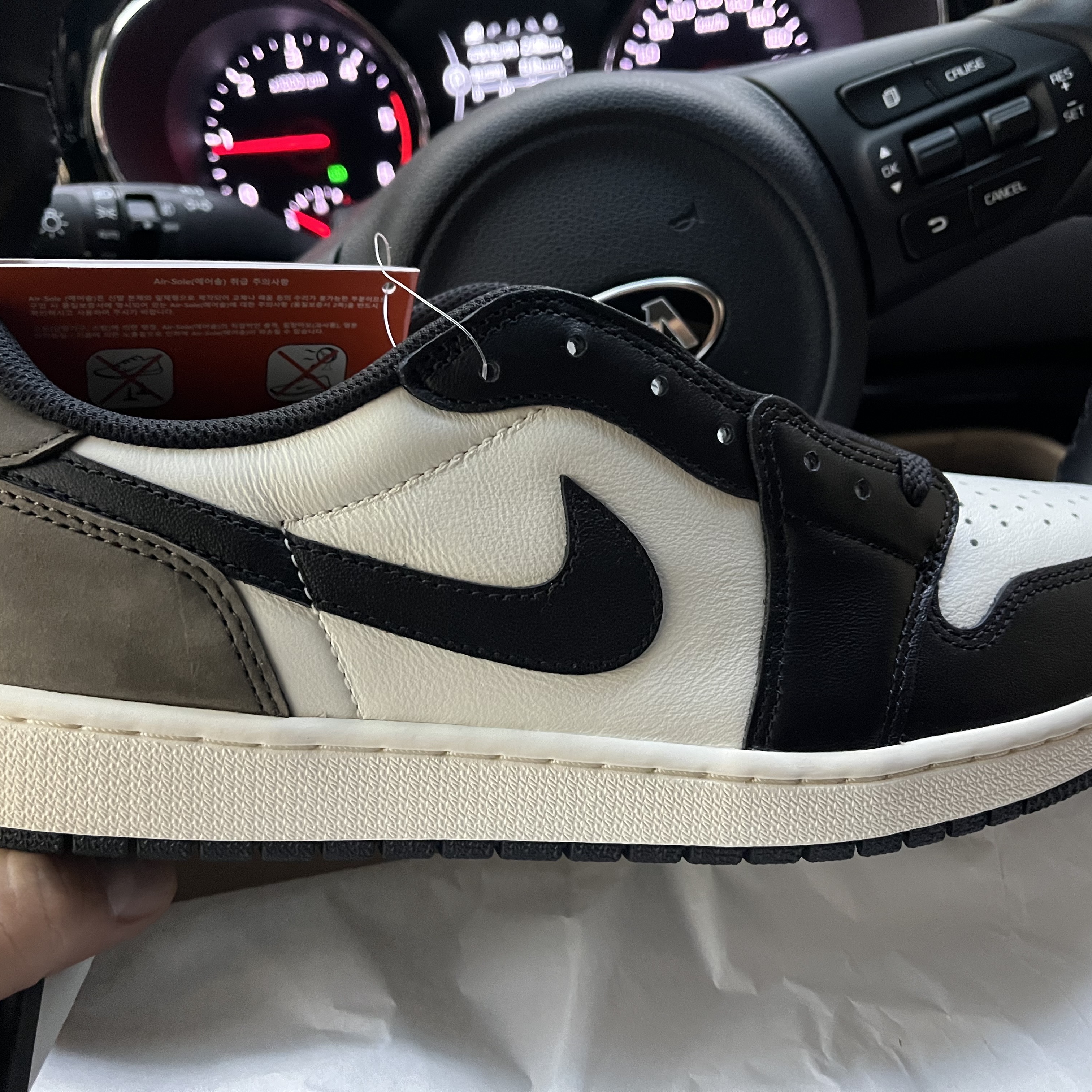 Jordan 1 Retro Low OG Mocha 착용 스타일