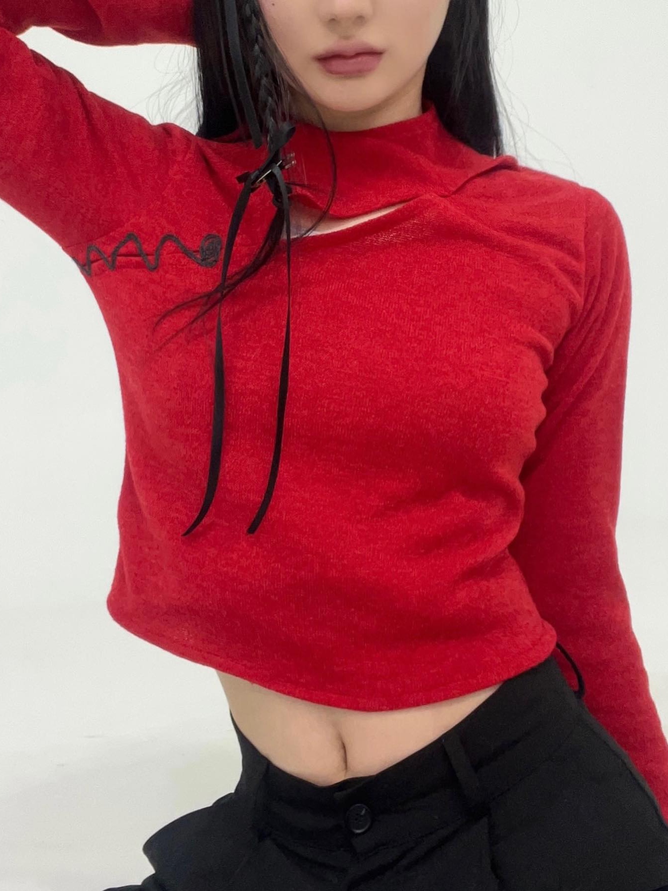 Don't Ask My Plan Cut Out Knit Crop Top - Red 착용 스타일 - 4