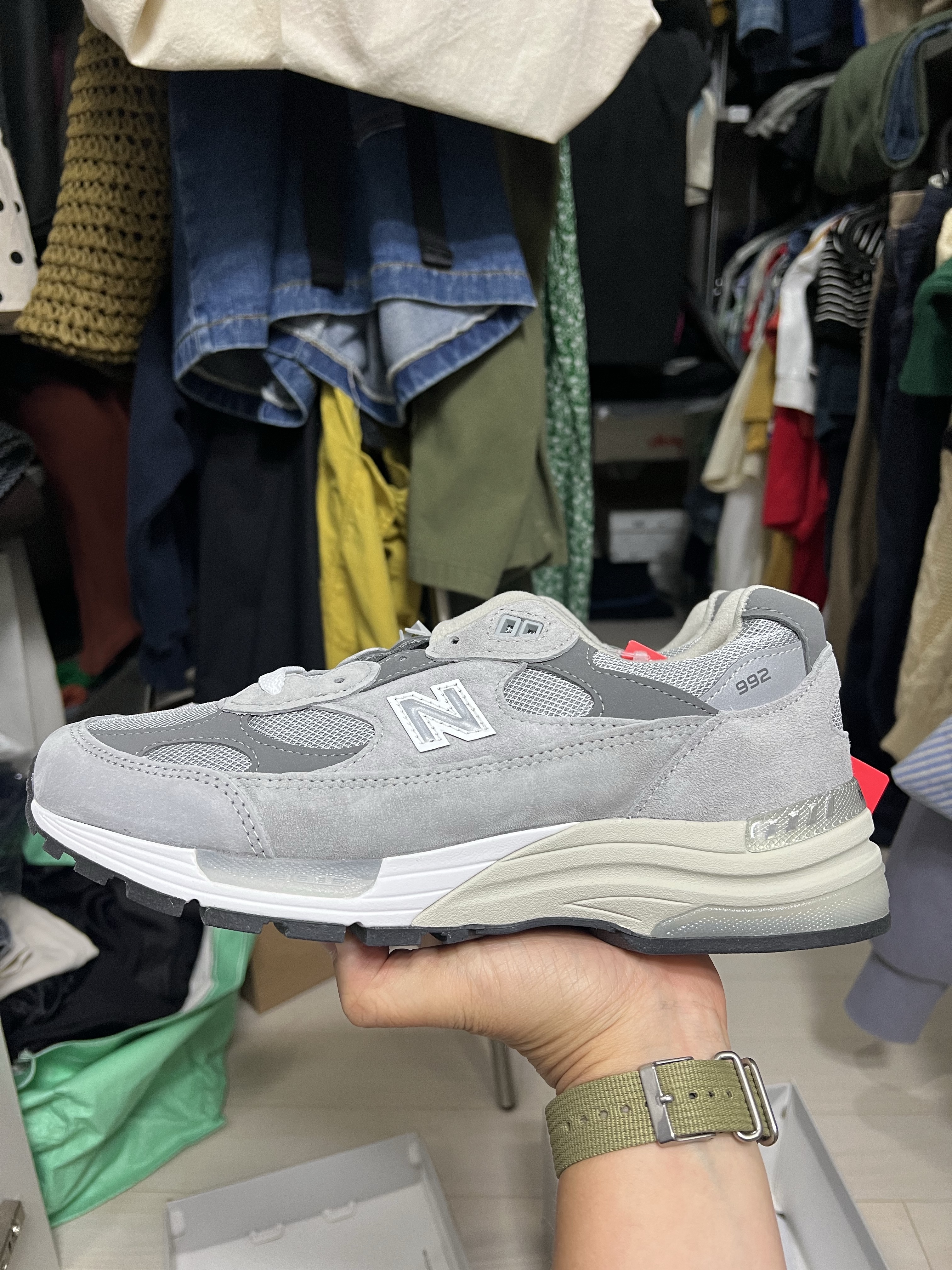New Balance 992 Made in USA Core Grey Silver Metallic 착용 스타일 - 2