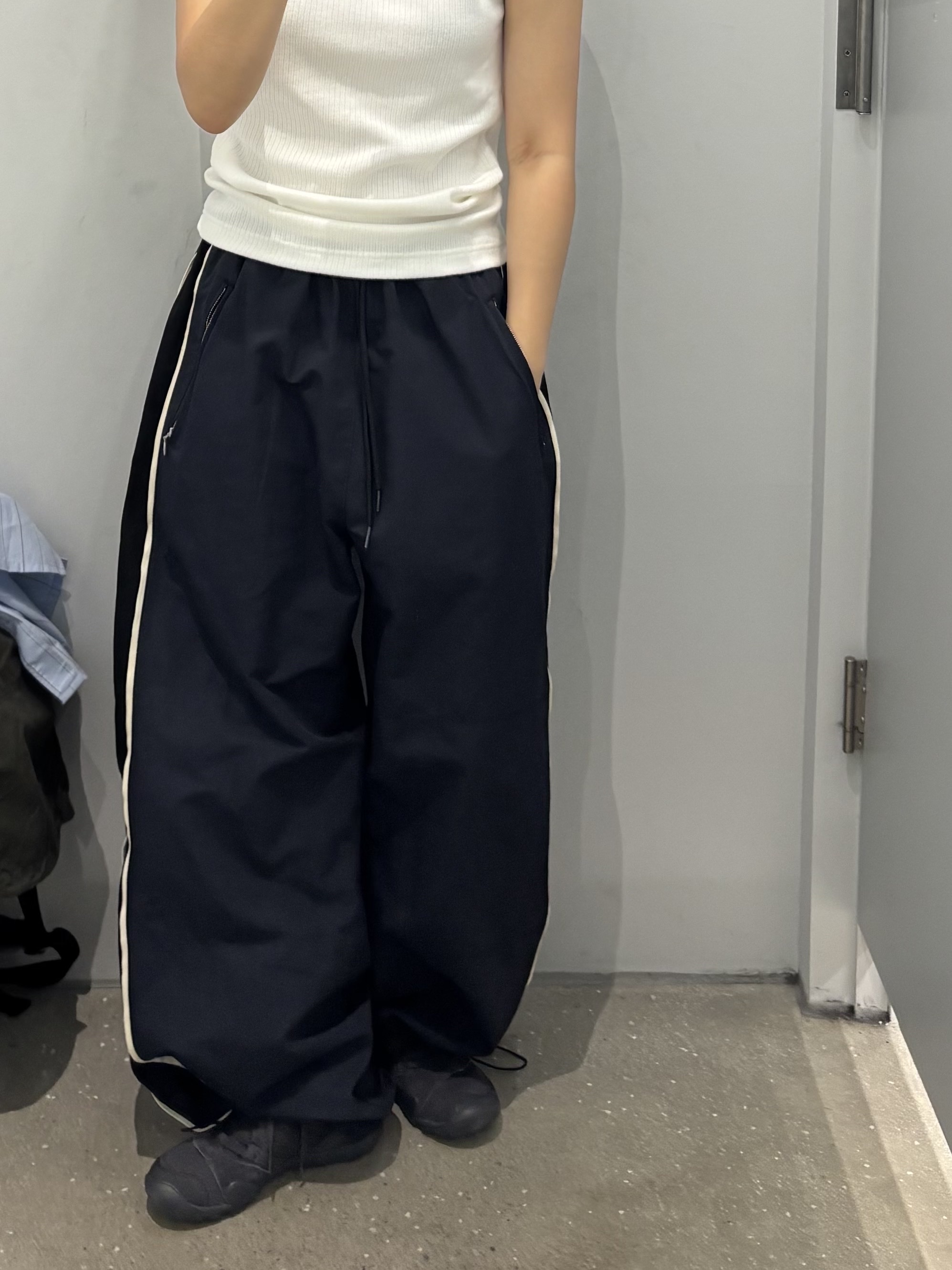 New Balance Minimus MT10O Black Castlerock, Polyteru 1011 Nylon Track Pants Dark Navy 착용 스타일 - 3