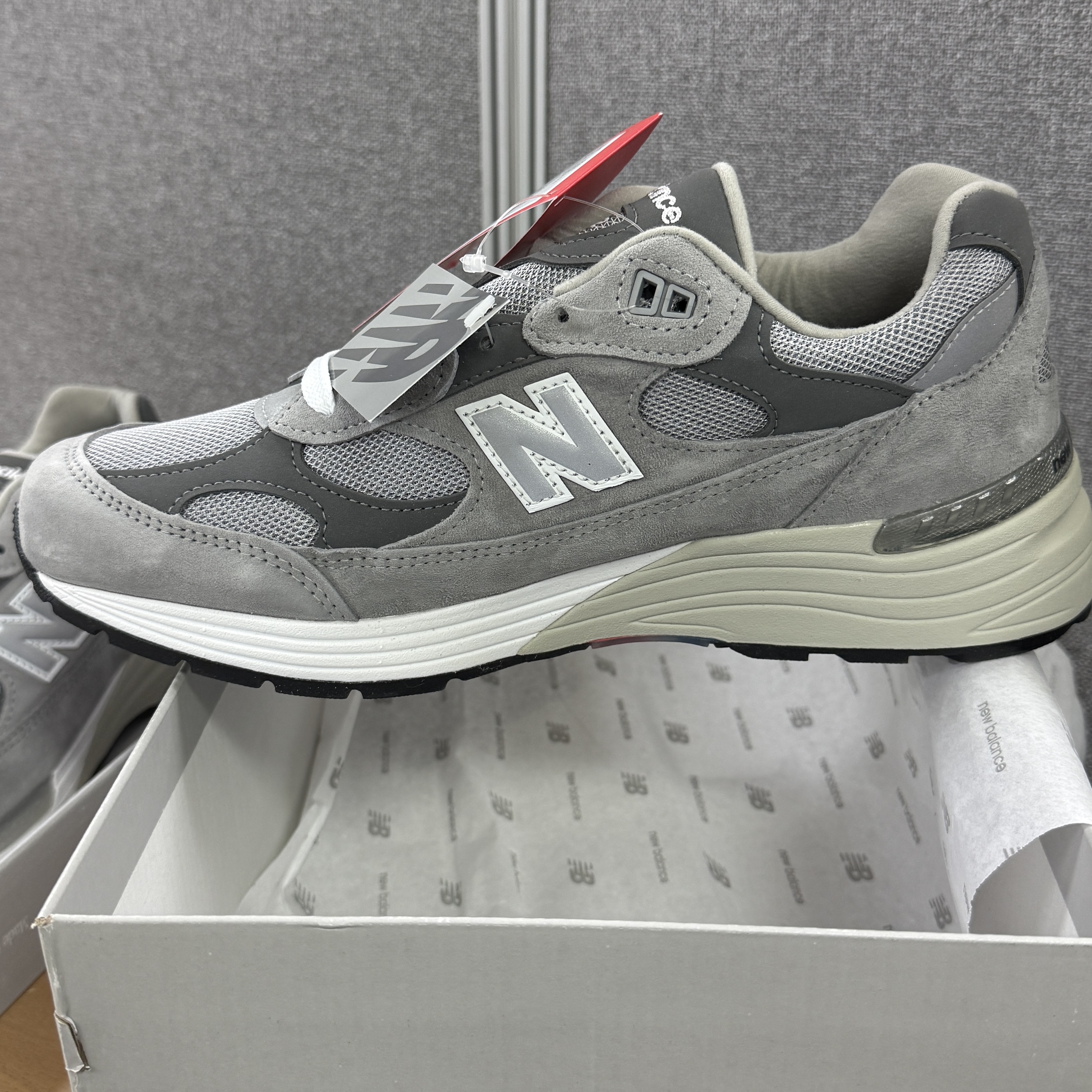 New Balance 992 Made in USA Core Grey Silver Metallic 착용 스타일 - 1