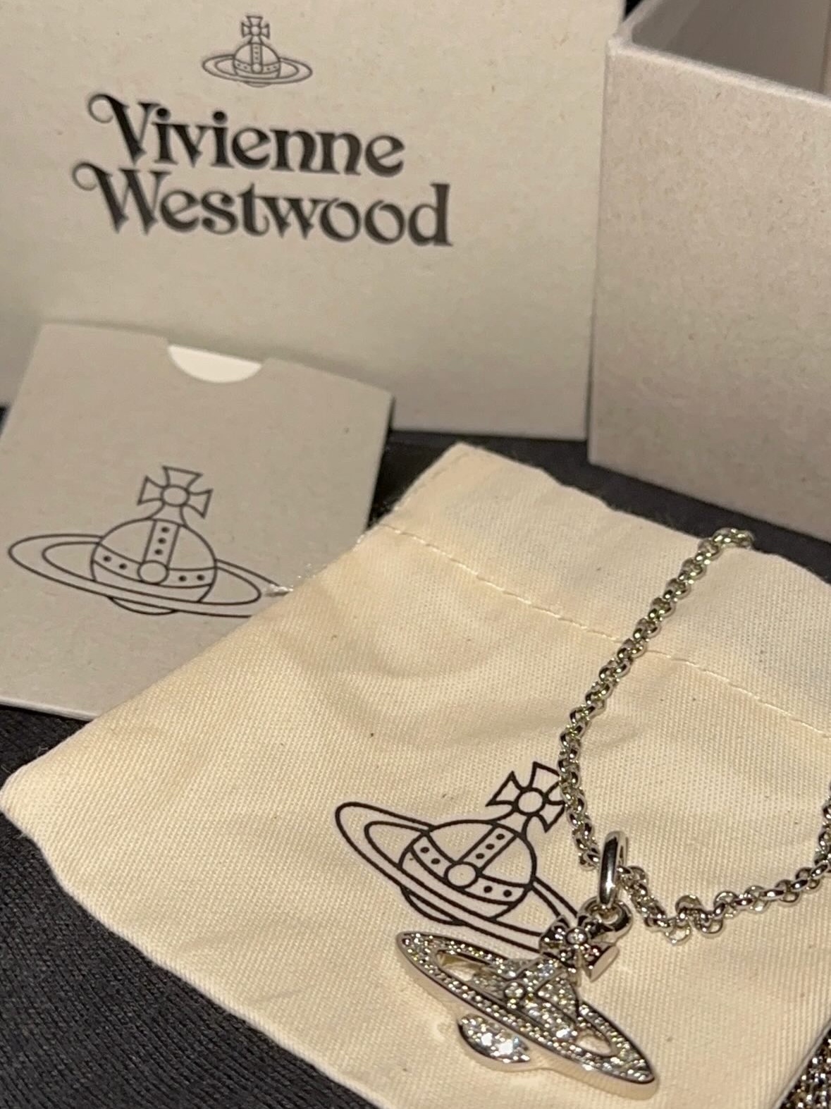 Vivienne Westwood Mini Bas Relief Pendant Silver 착용 스타일