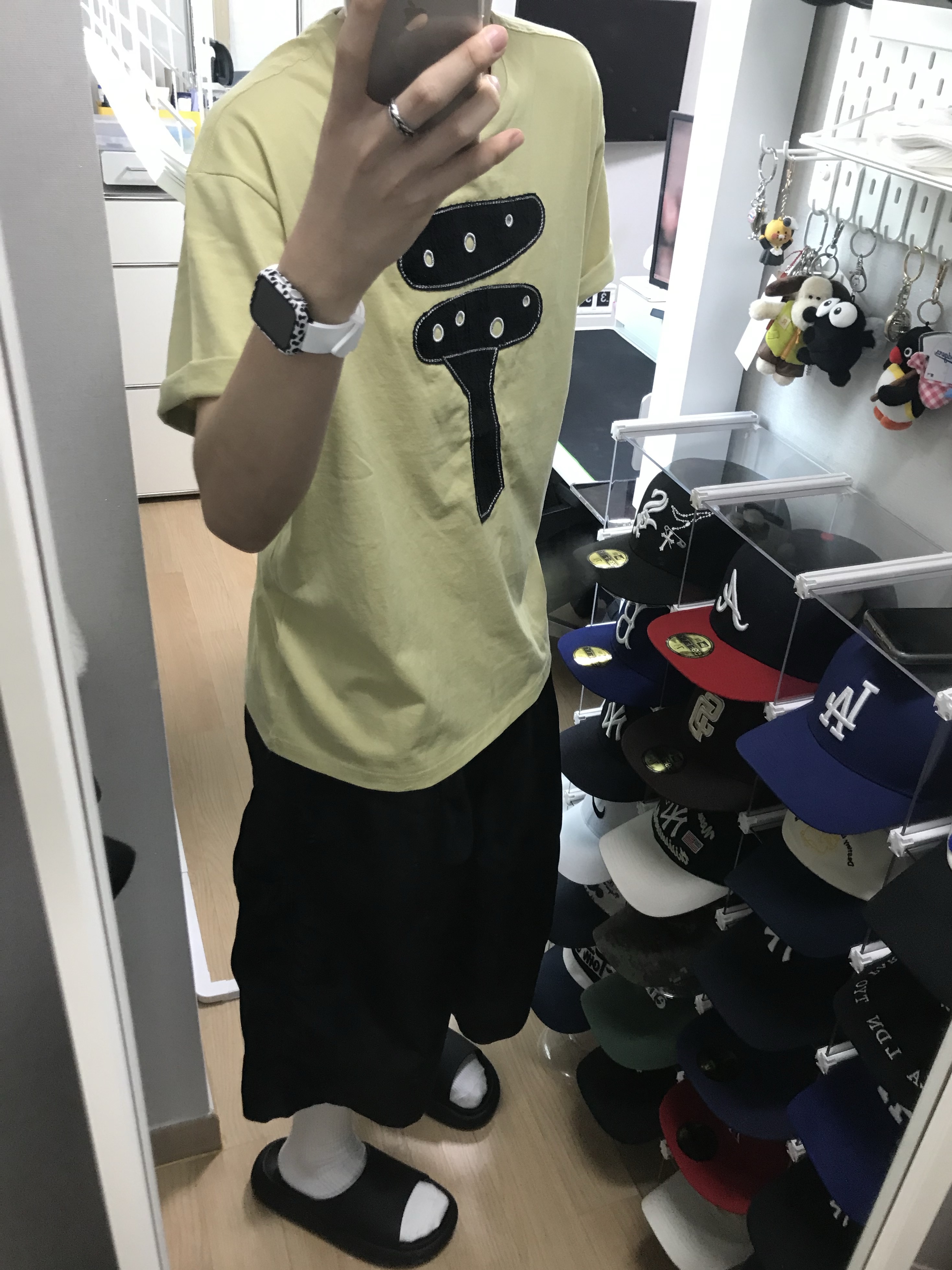 MJD x Koin Seoul Two Tuck Re-Nylon Wide Carpenter Bermuda Pants Black 착용 스타일