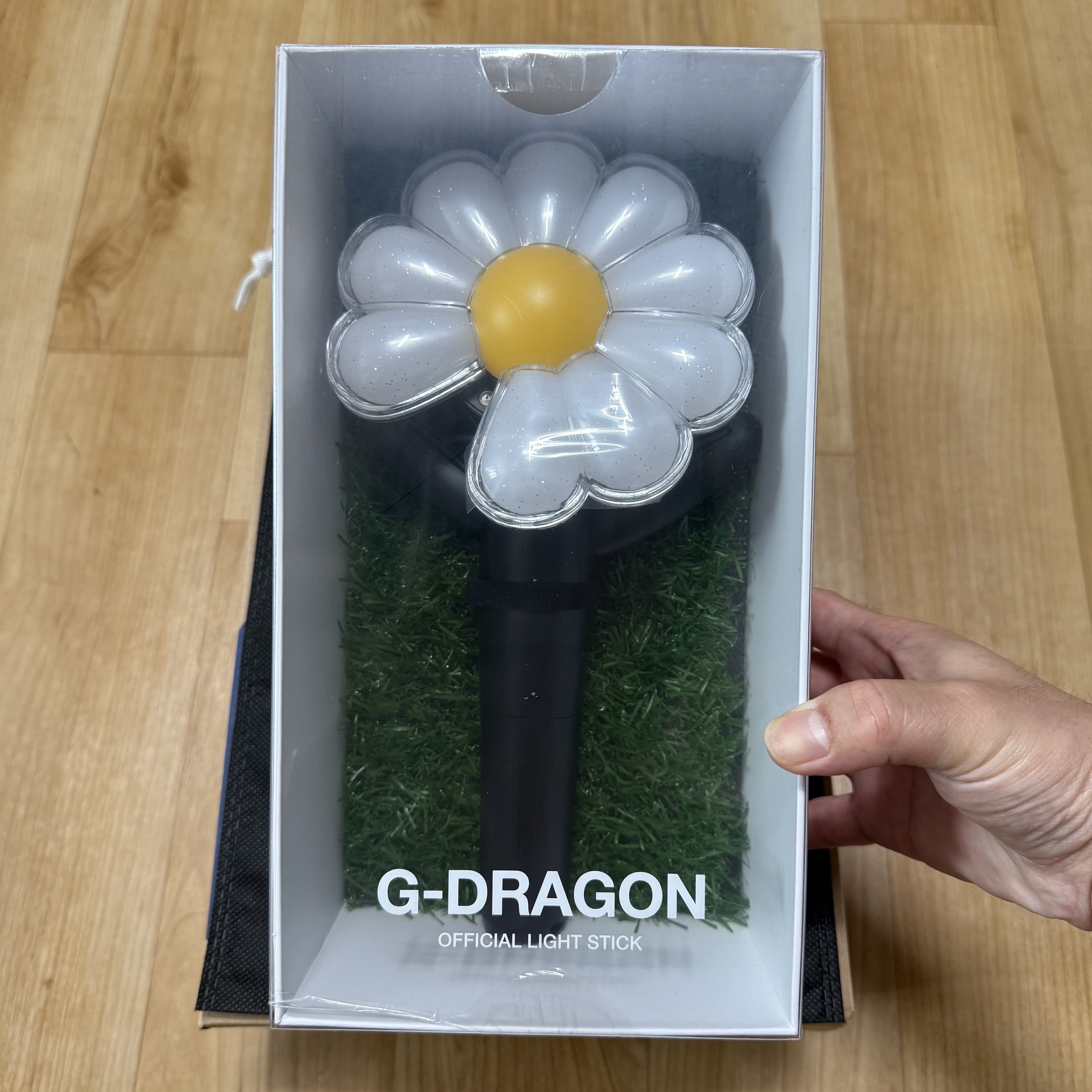 G-DRAGON Ubermensch Official Light Stick 착용 스타일 - 1
