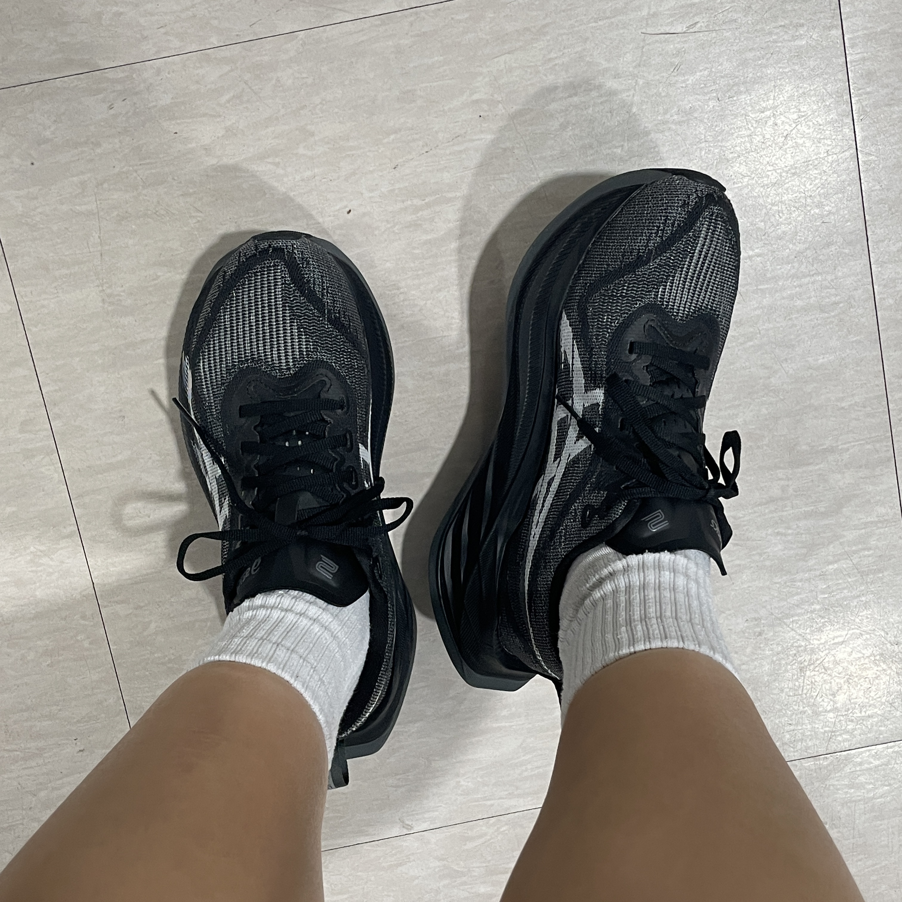 Asics Superblast 2 Black White 착용 스타일