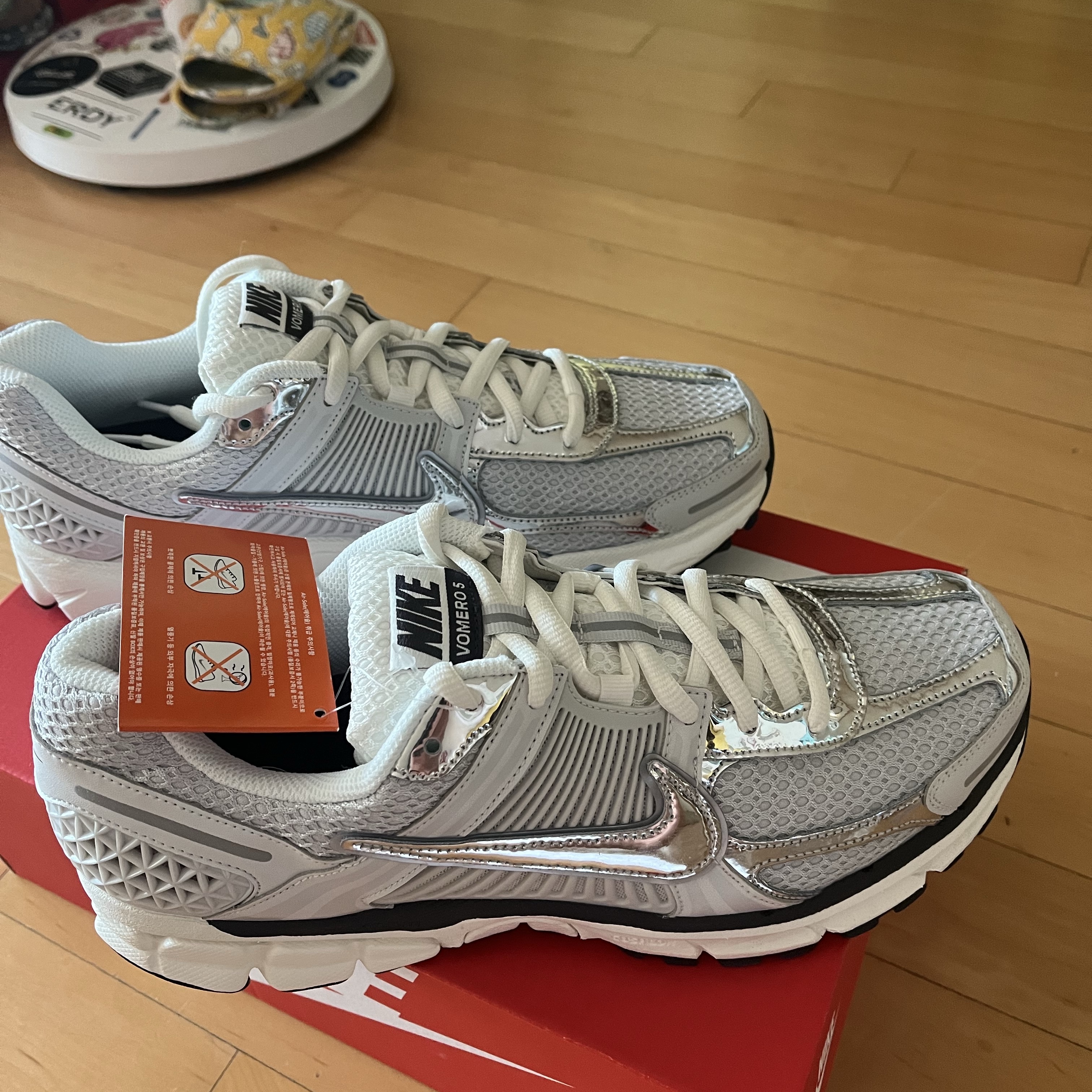 (W) Nike Zoom Vomero 5 Photon Dust and Metallic Silver 착용 스타일