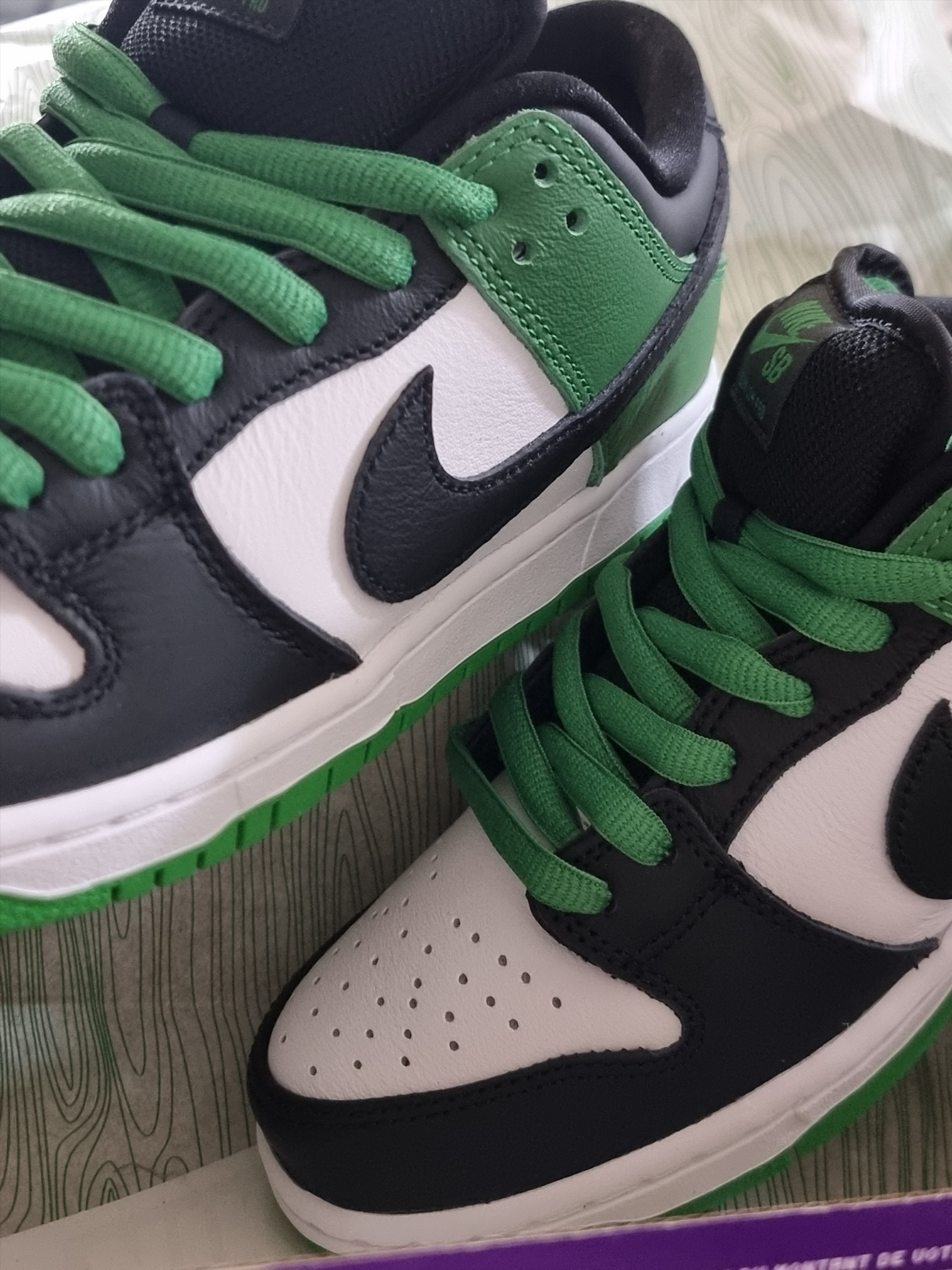 Nike SB Dunk Low Pro Black and Classic Green 착용 스타일