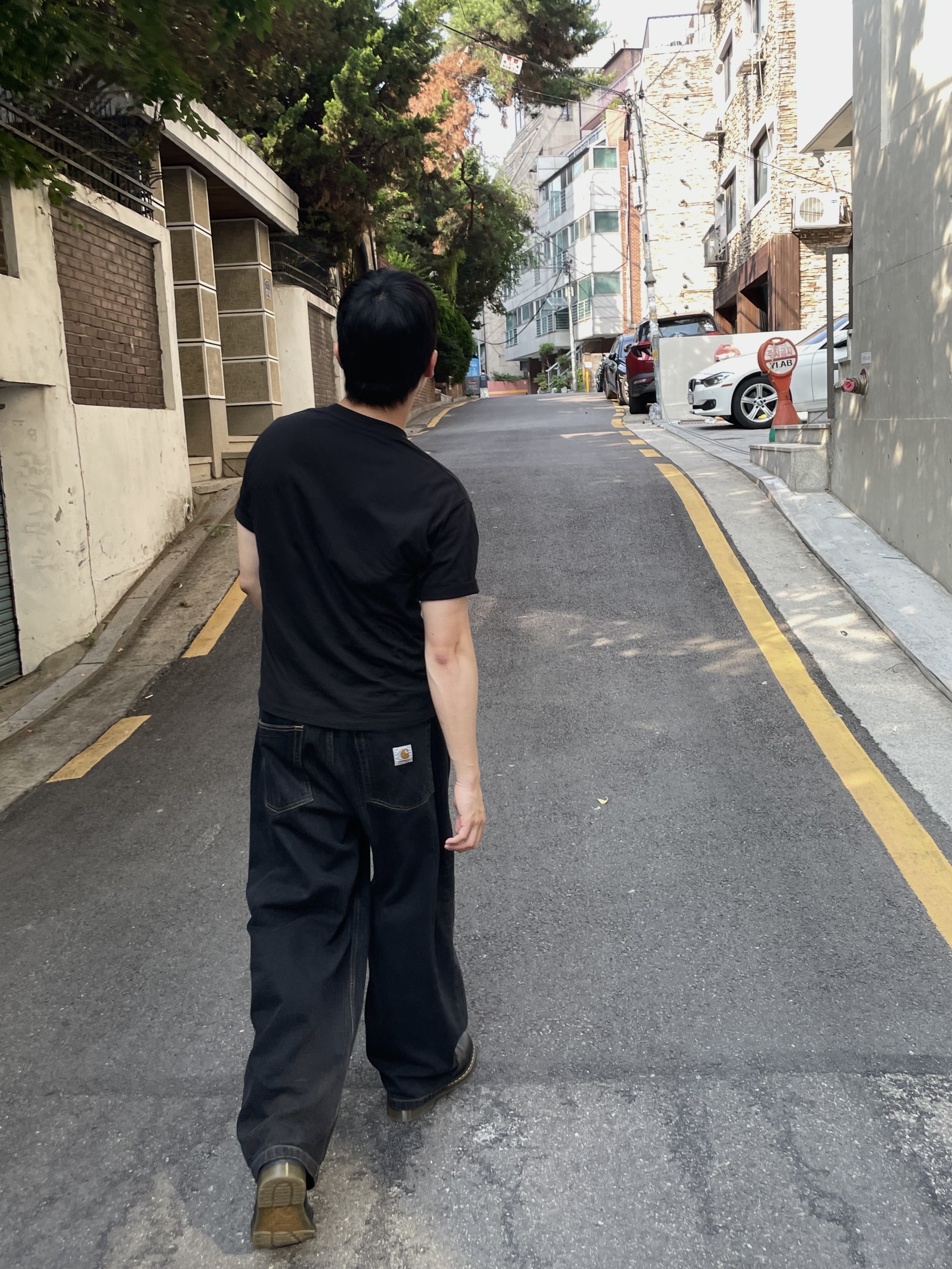 Carhartt WIP Brandon Pants Black Stone Washed, Dr. Martens 1461 Smooth Black 착용 스타일 - 1