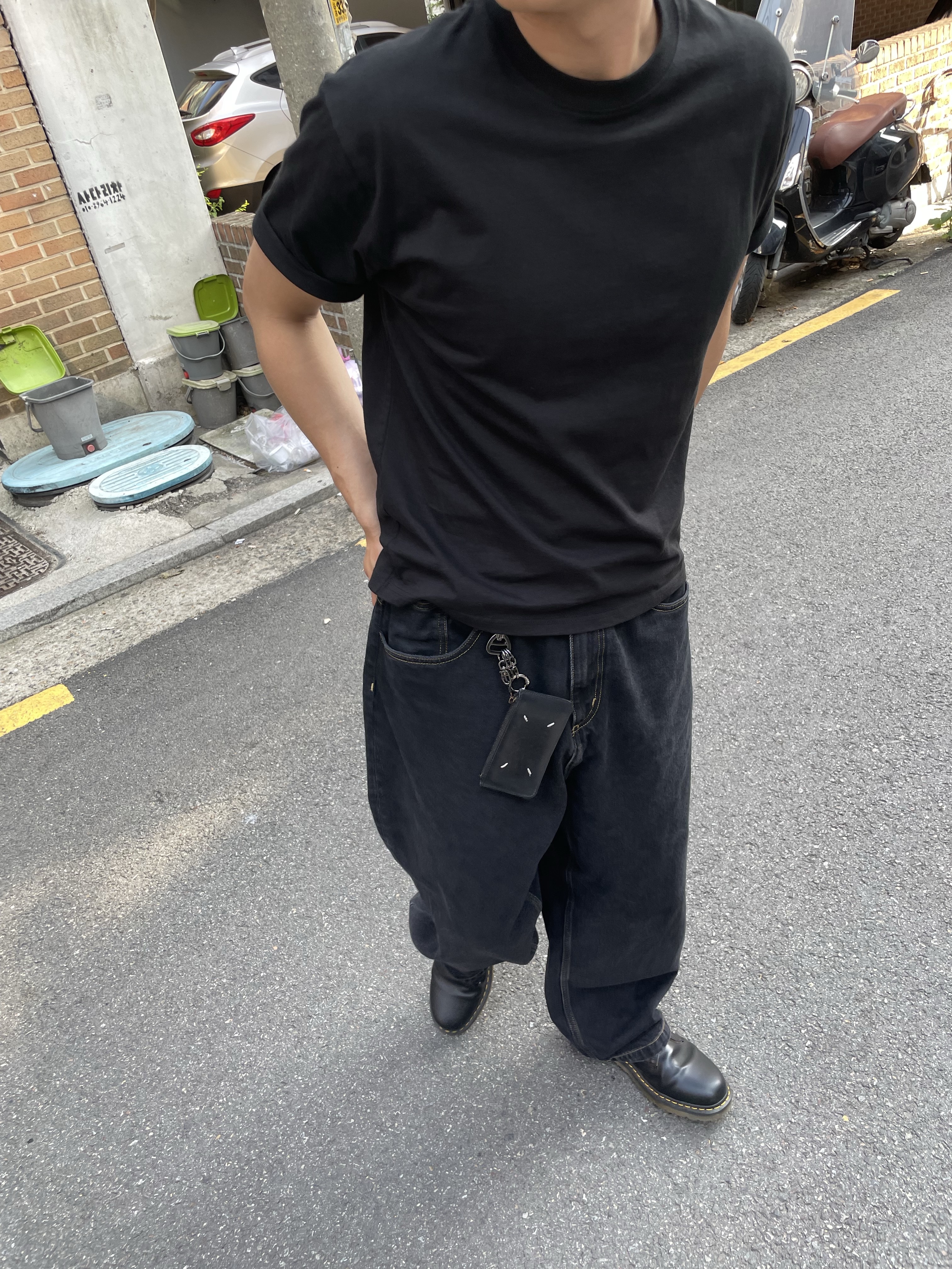 Carhartt WIP Brandon Pants Black Stone Washed, Dr. Martens 1461 Smooth Black 착용 스타일 - 2
