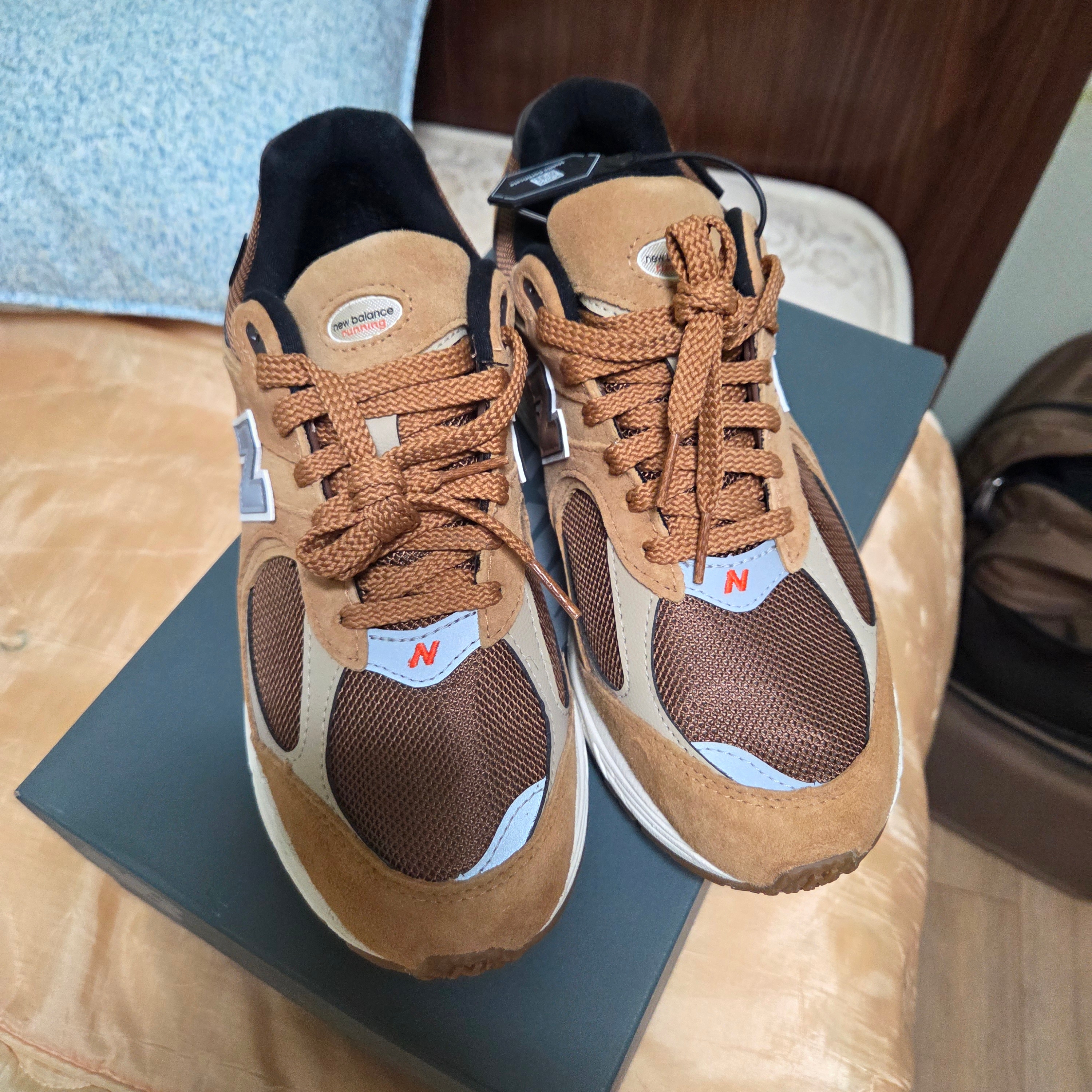 New Balance 2002R Gore-Tex Tobacco 착용 스타일
