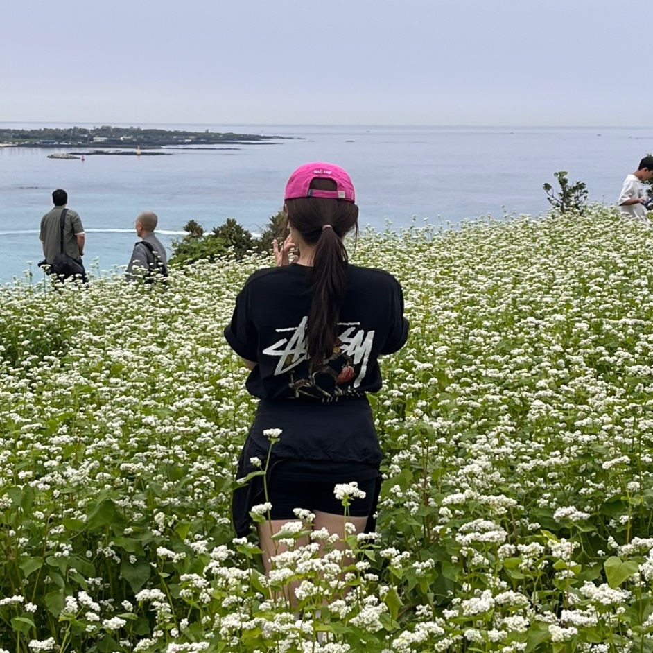 Stussy Withered Flower T-Shirt Black, Prada Re-Edition 2005 Re-Nylon Mini Hobo Bag Black 착용 스타일 - 1