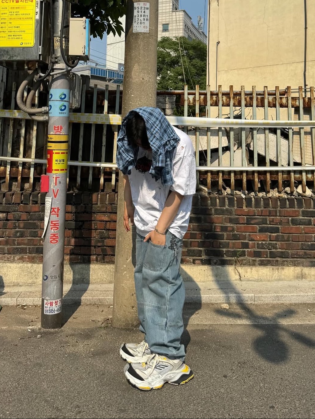 Balenciaga Cargo Sneakers Grey Black Yellow 착용 스타일