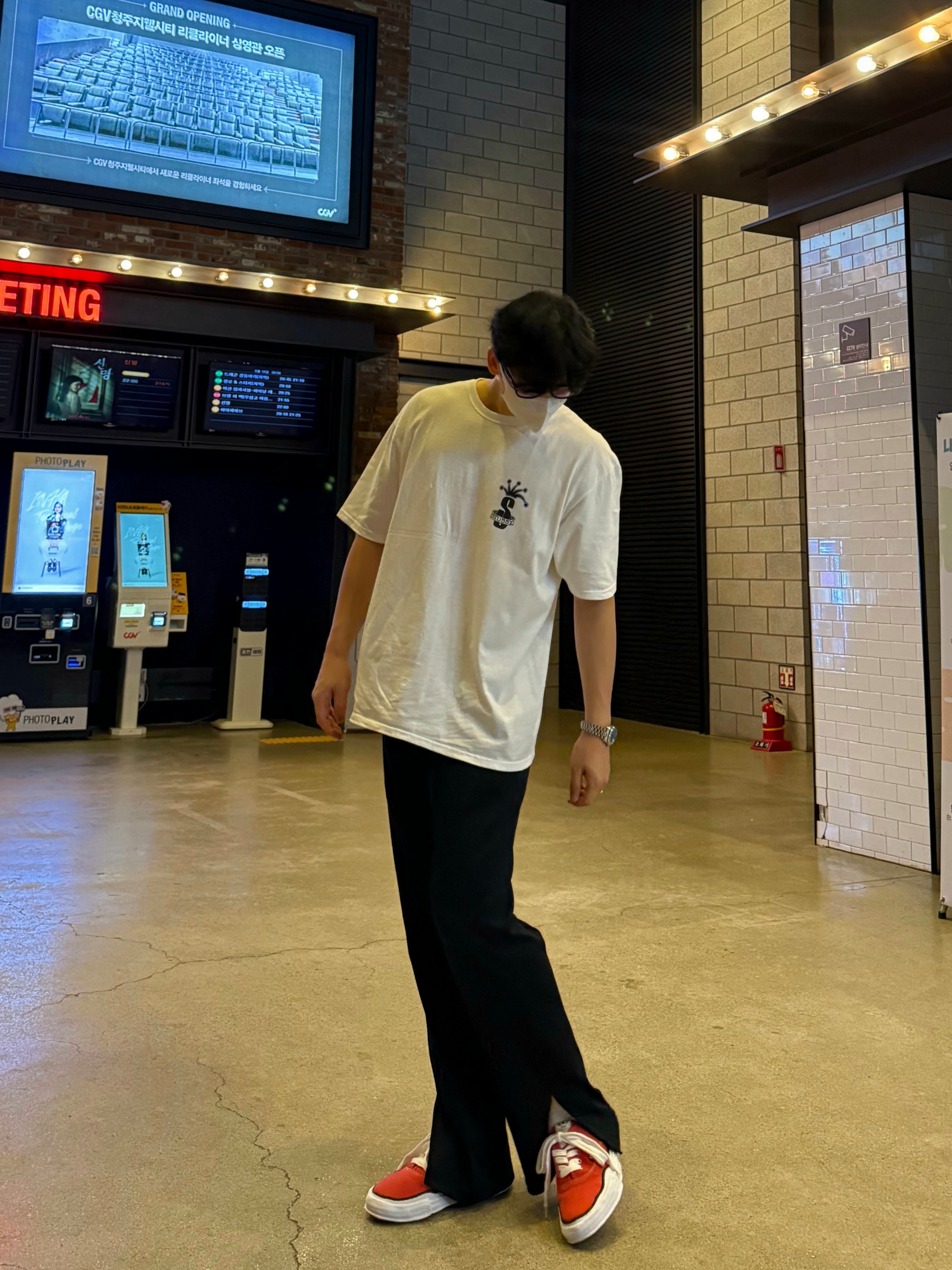 Maison Mihara Yasuhiro Baker OG Sole Canvas Low Cut Sneakers Red, Stussy Regal Crown Pigment Dyed T-Shirt Natural 착용 스타일 - 1