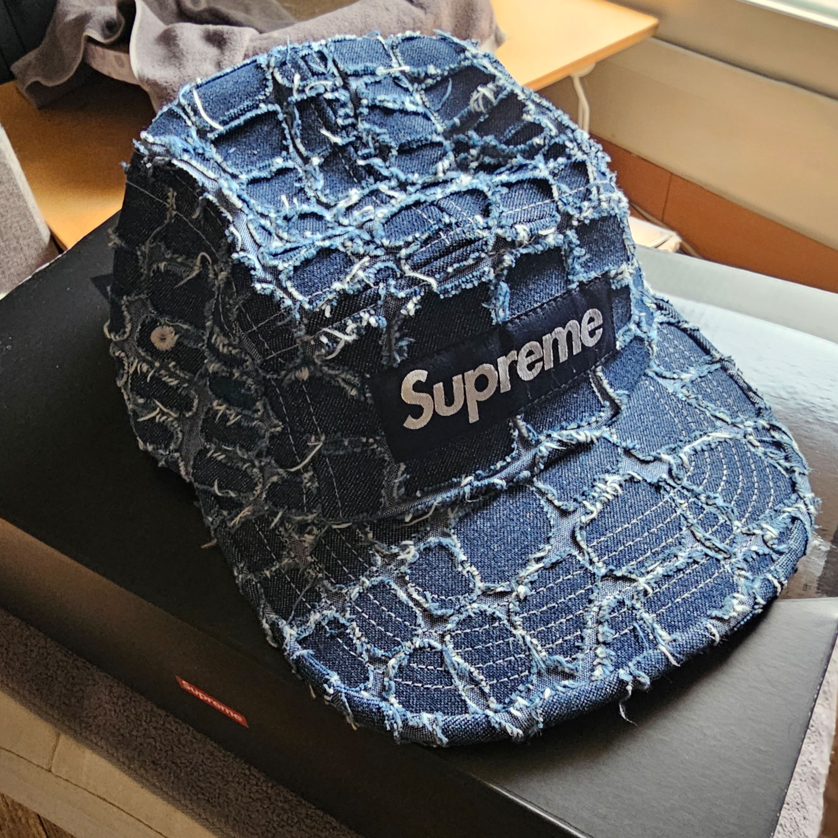 Supreme Frayed Croc Denim Camp Cap Indigo - 25SS 착용 스타일 - 2
