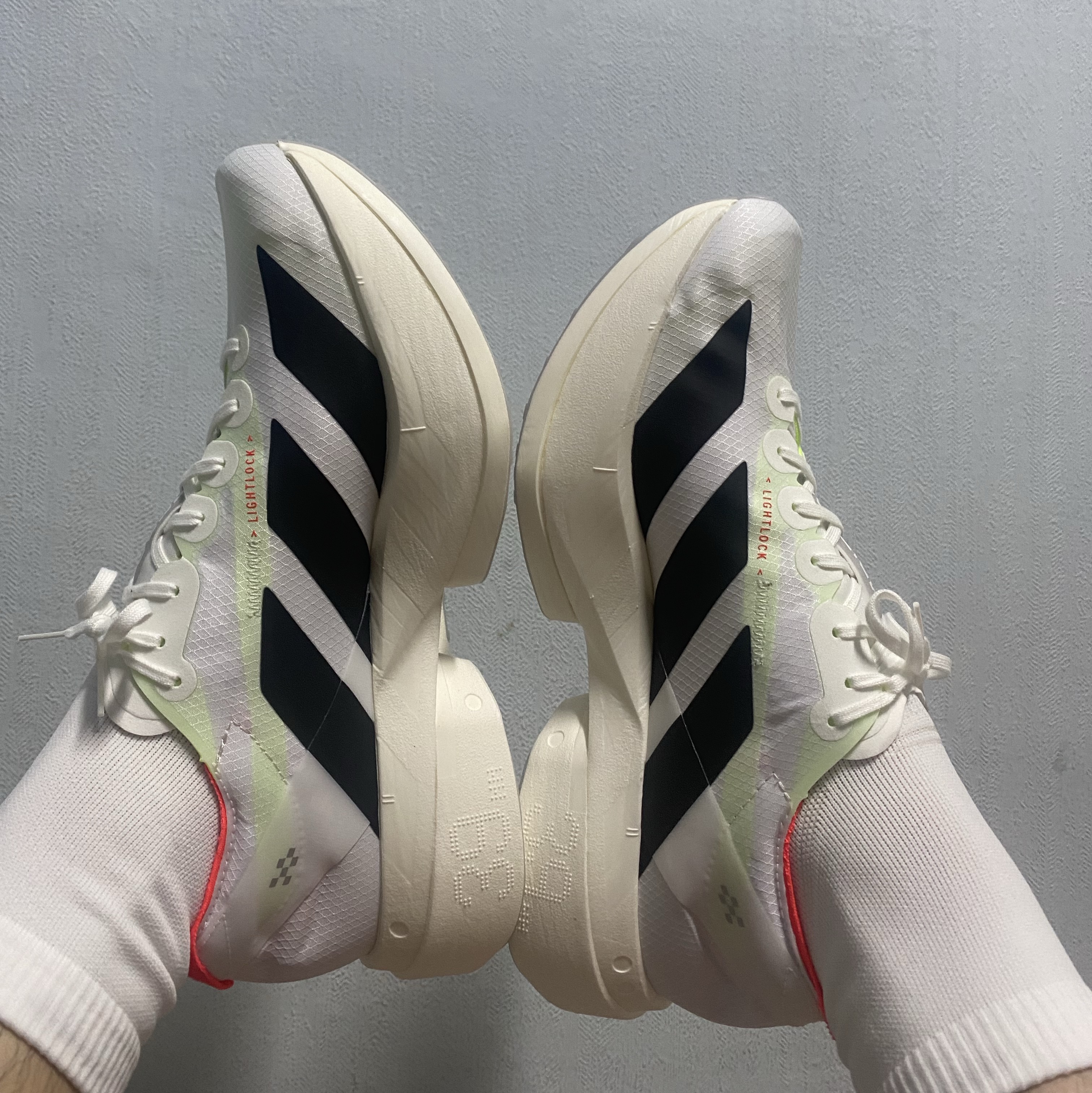 Adidas Adizero Adios Pro 4 Cloud White Core Black 착용 스타일