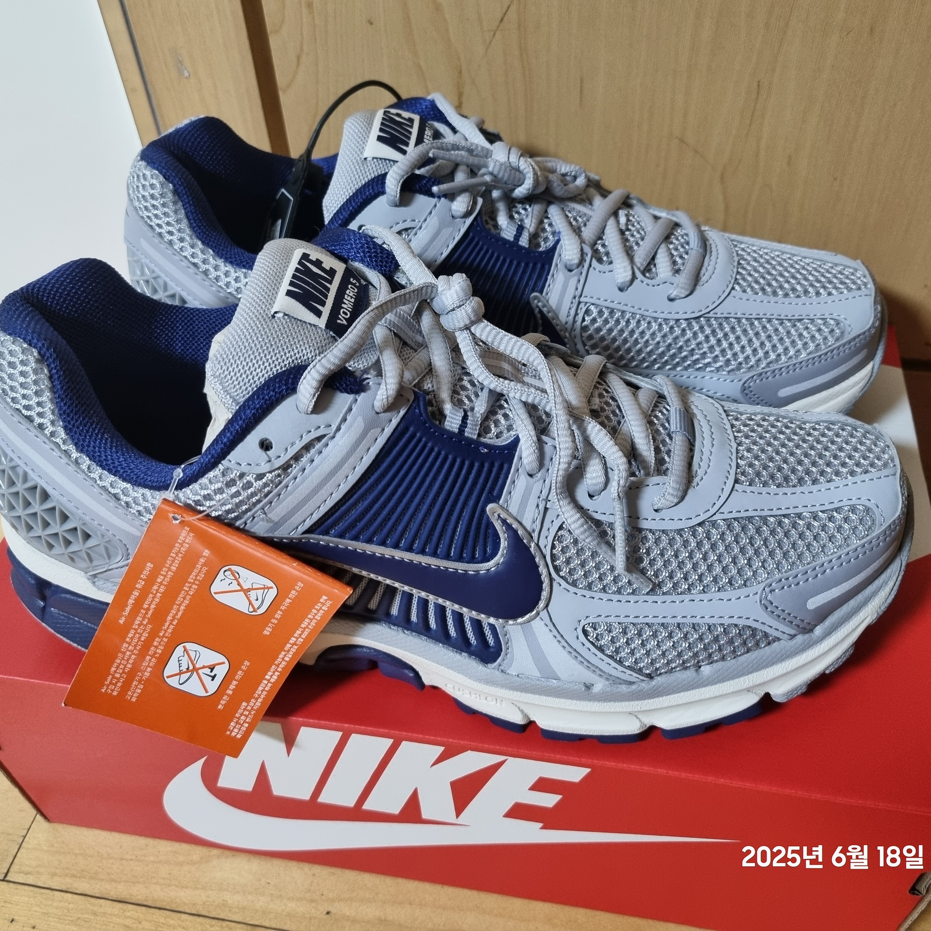 Nike Zoom Vomero 5 Vast Grey Blue Void 착용 스타일