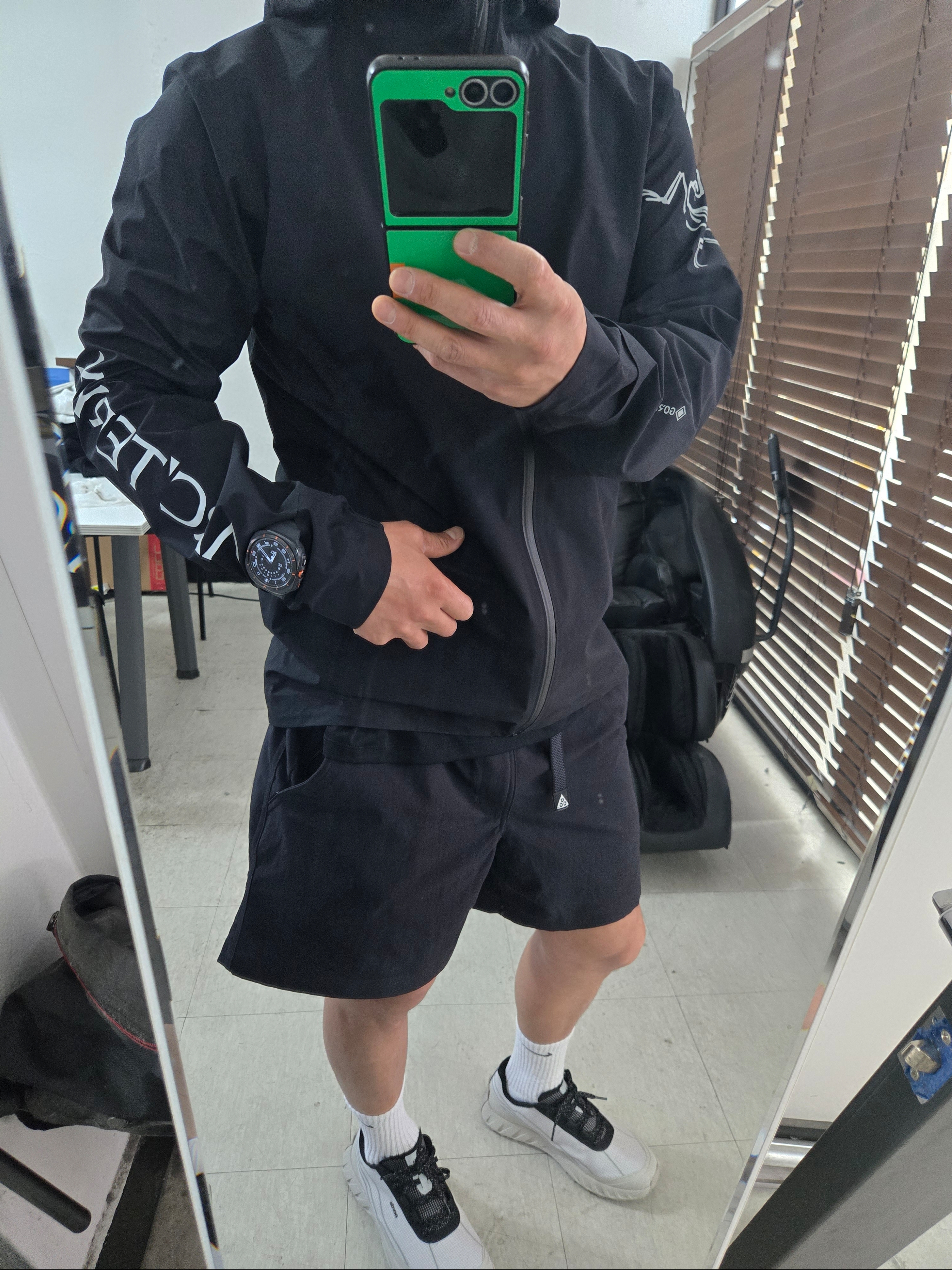 Arc'teryx Norvan Jacket Black 착용 스타일 - 2