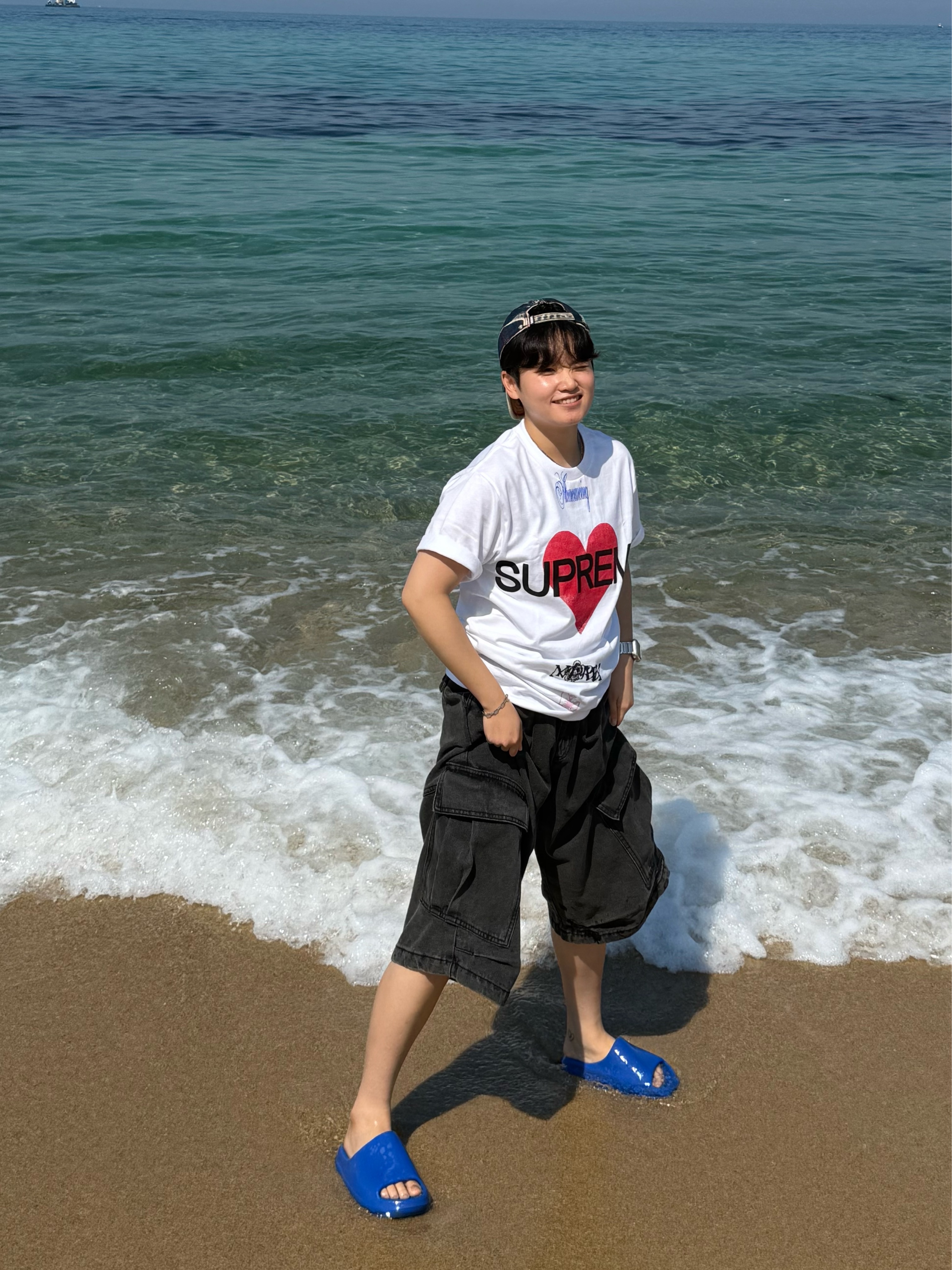 Supreme Announcing T-Shirt White - 25SS, Adidas Yeezy Slide Azure 착용 스타일 - 3